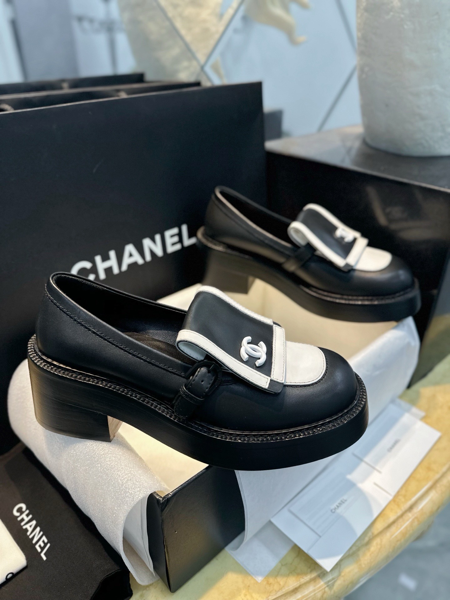 Лоферы женские Chanel 24B чёрно-белого цвета на утолщённой подошве