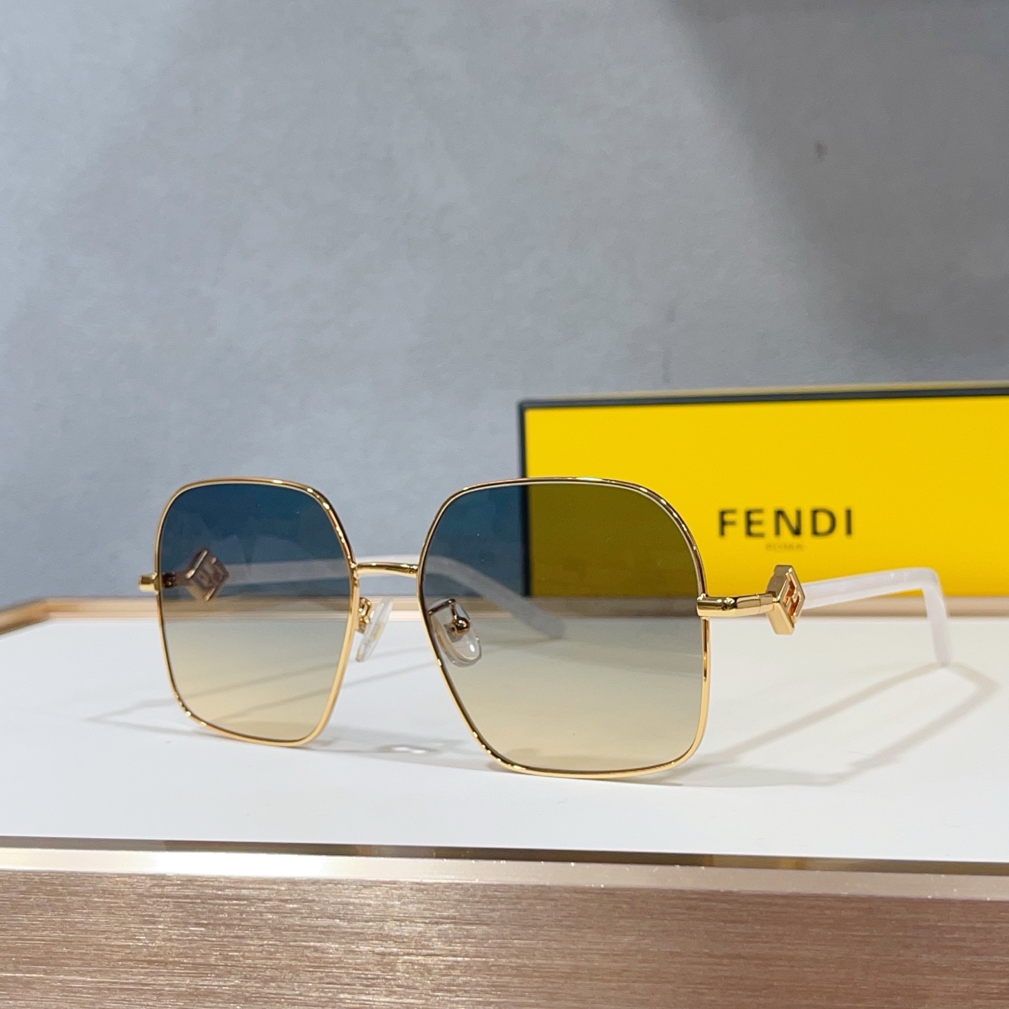 Очки солнцезащитные женские в стиле Fendi FE40218U