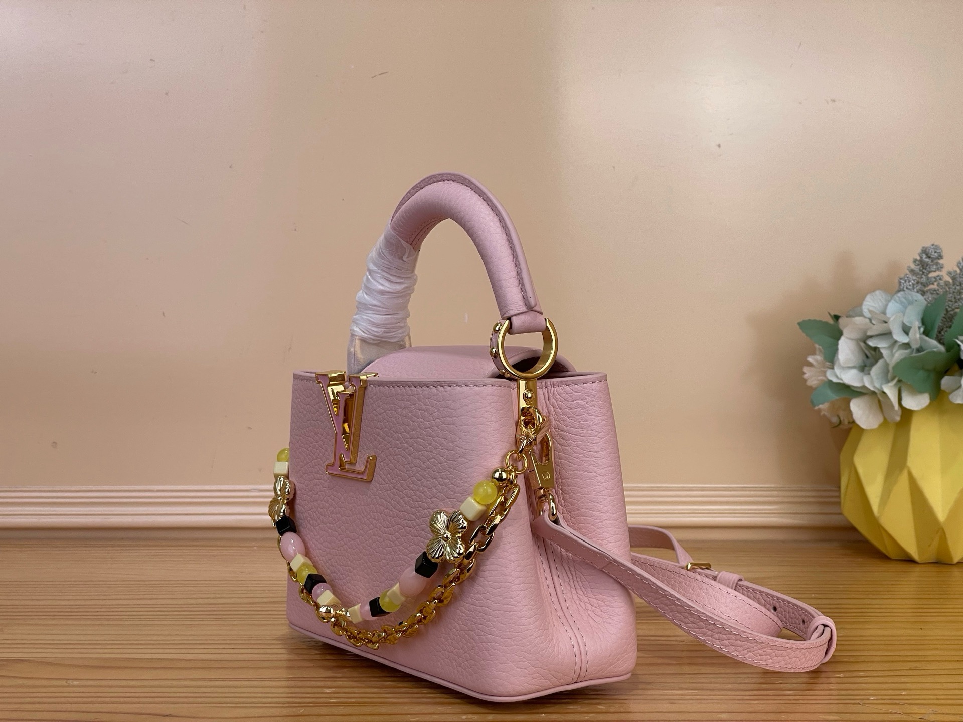 Сумка женская Louis Vuitton Capucines Mini розового цвета