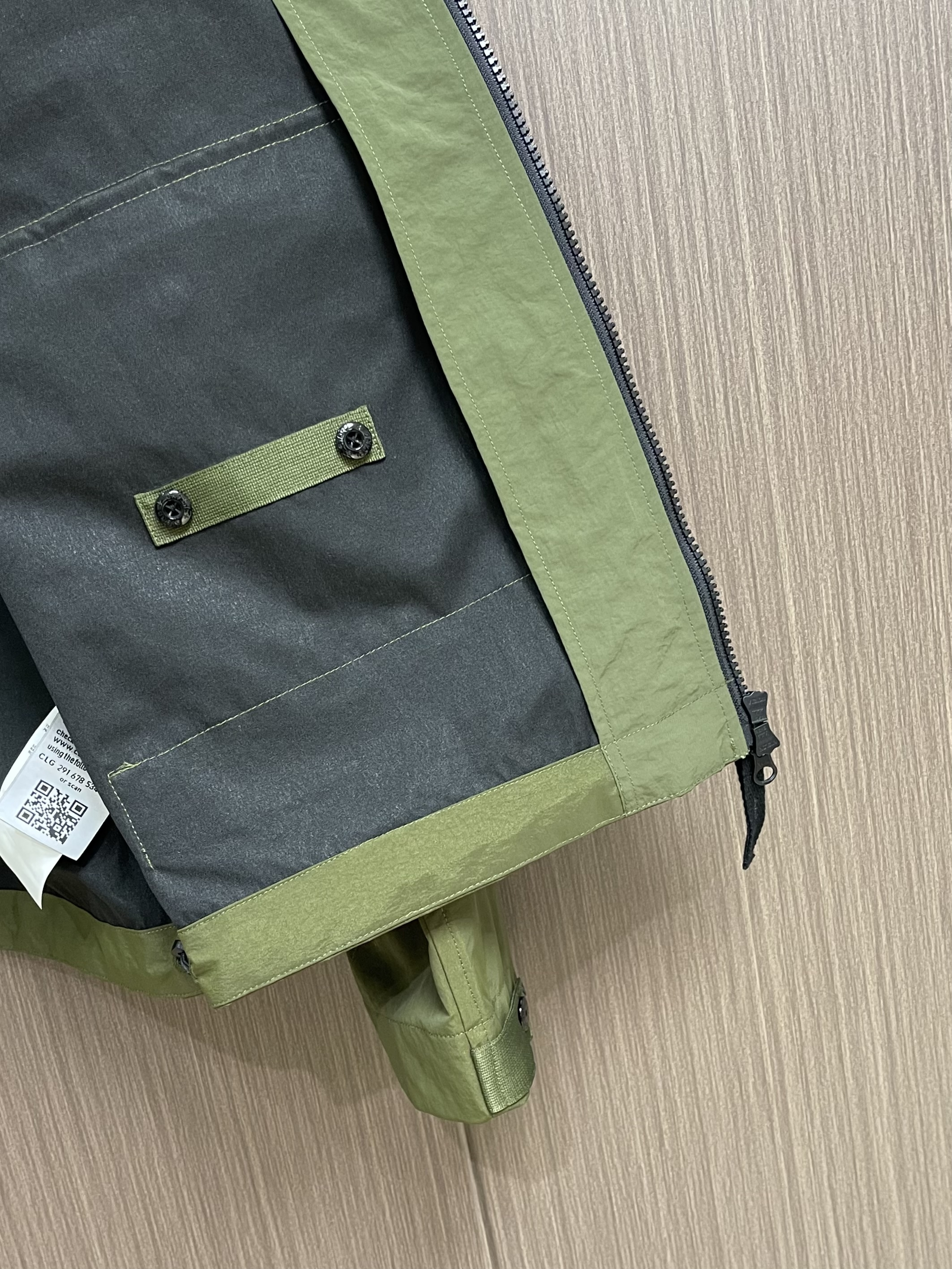 Куртка мужская в стиле Stone Island с капюшоном зелёного цвета