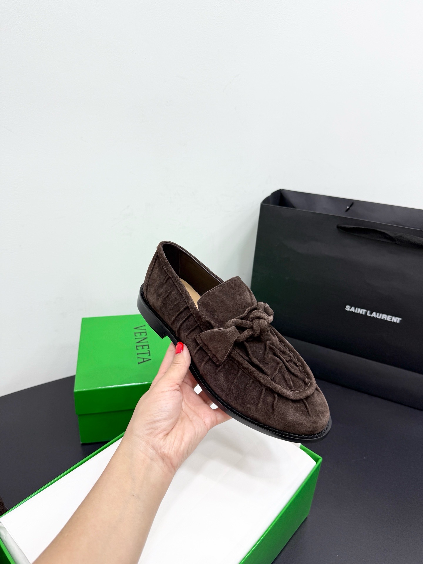 Лоферы женские Bottega Veneta Astaire коричневого цвета