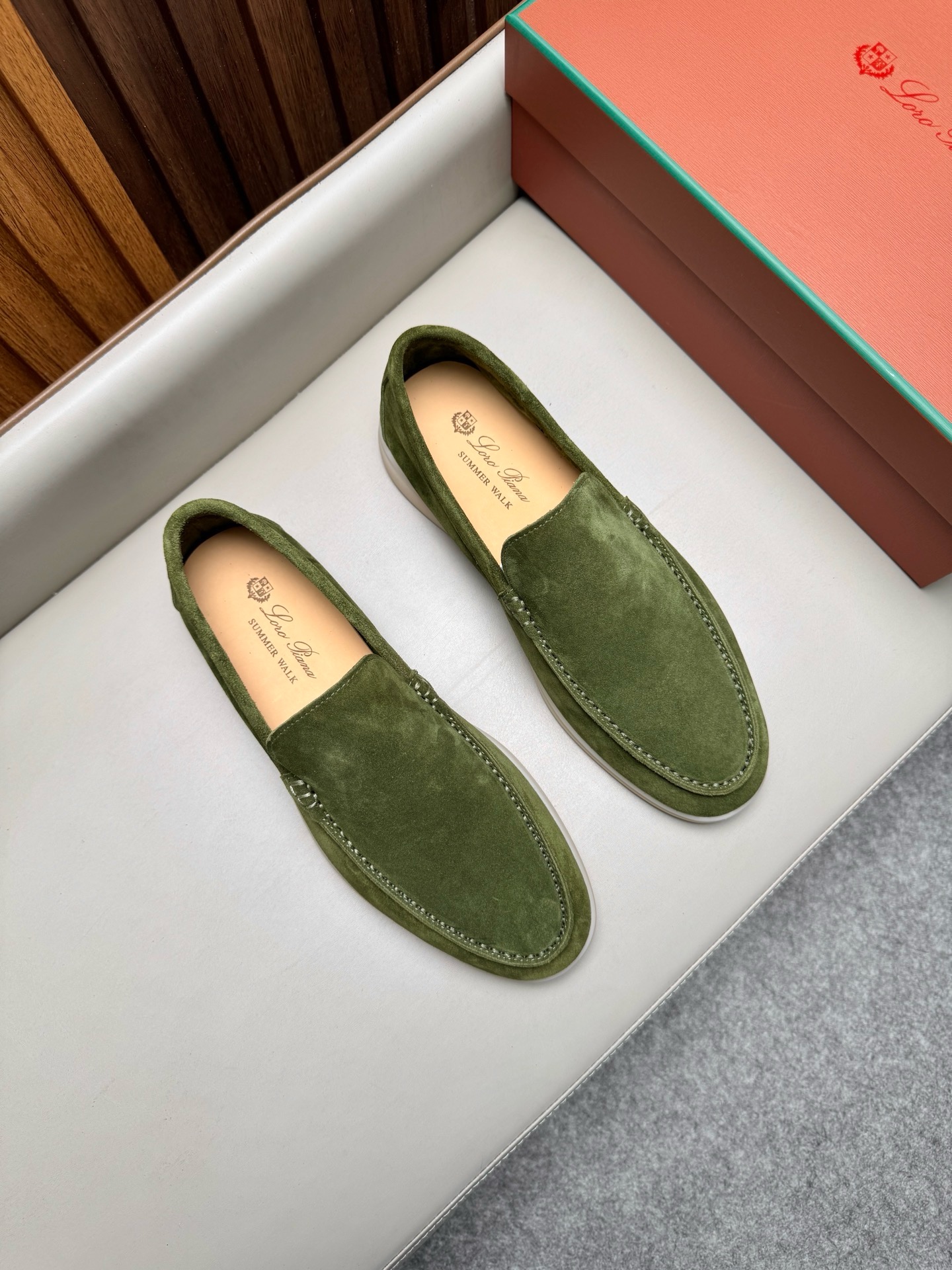 Лоферы унисекс в стиле Loro Piana из натуральной замши зелёного цвета