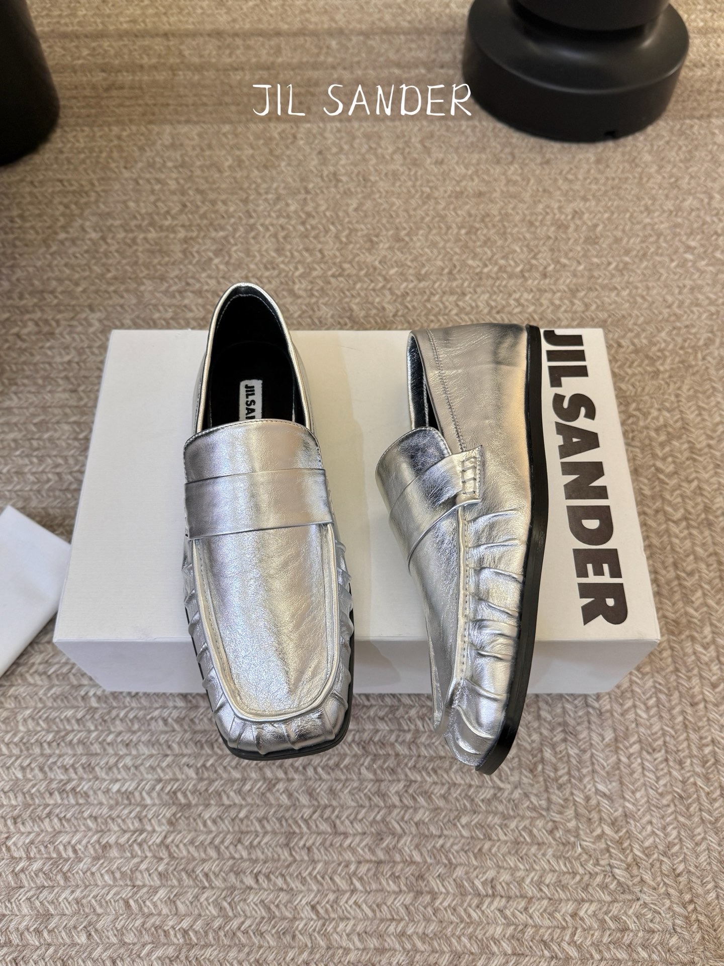Лоферы женские в стиле Jil Sander серебристого цвета
