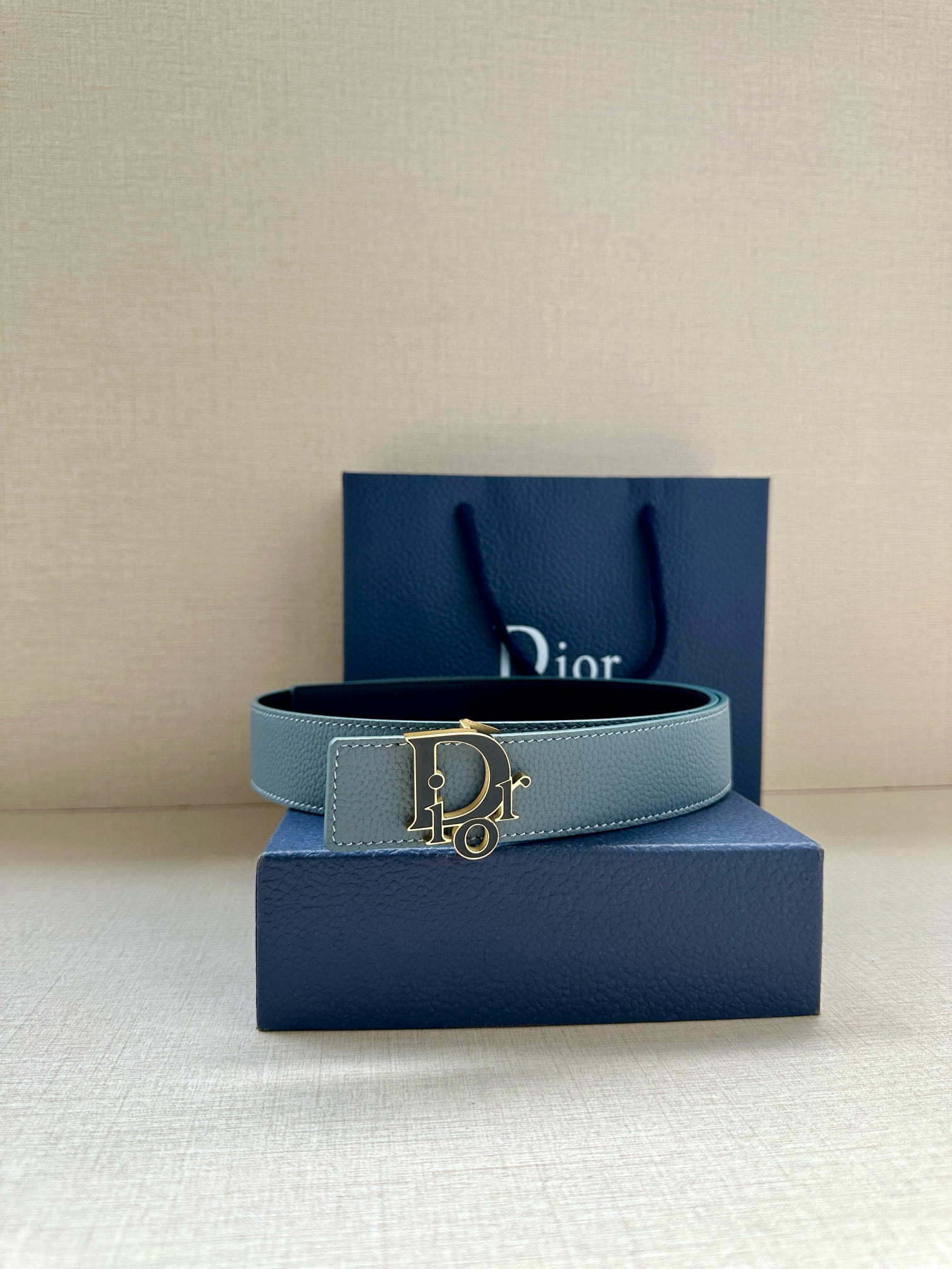 Ремень мужской двусторонний в стиле Dior Dior Charm из натуральной кожи серо-голубого цвета