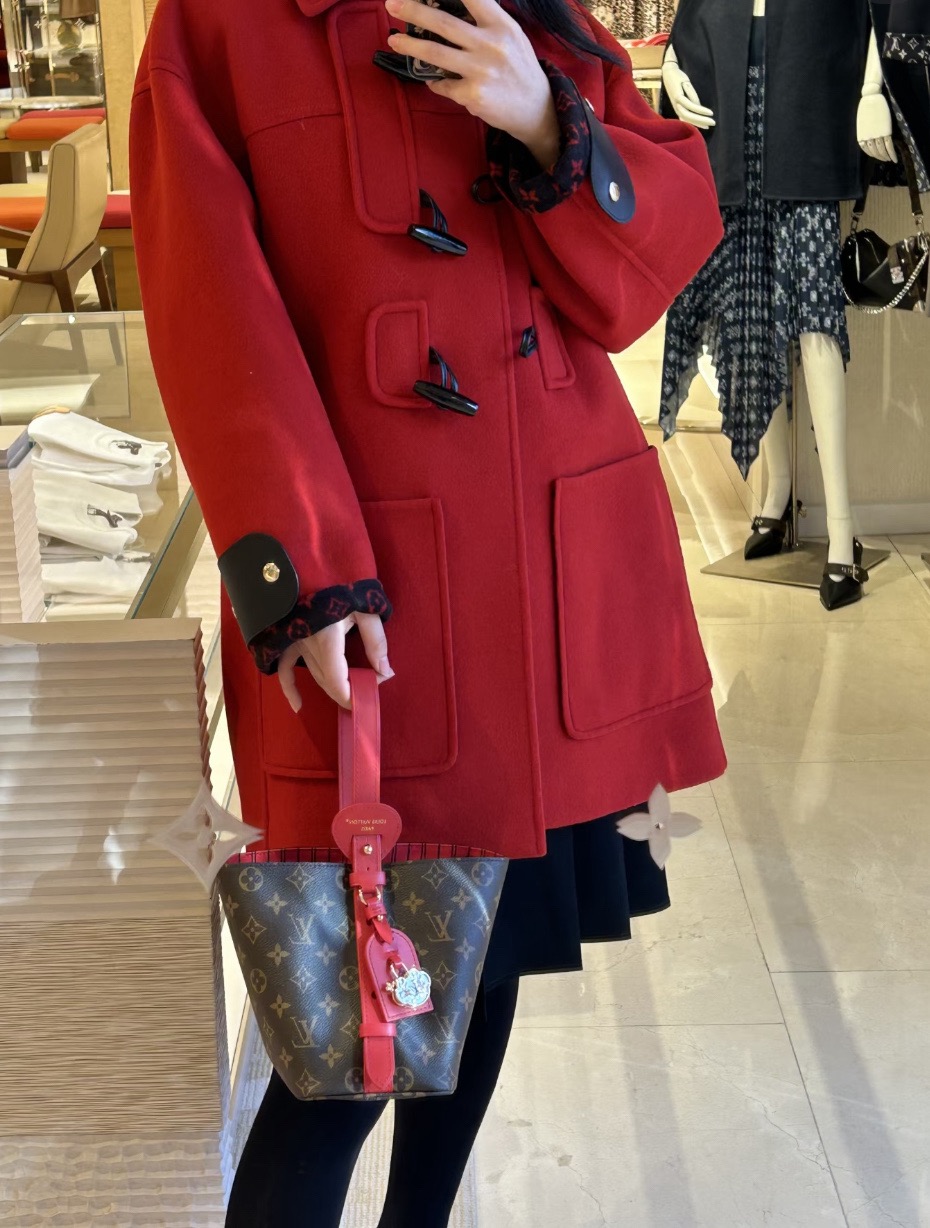 Сумка женская в стиле Louis Vuitton All In BB Monogram с красными акцентами