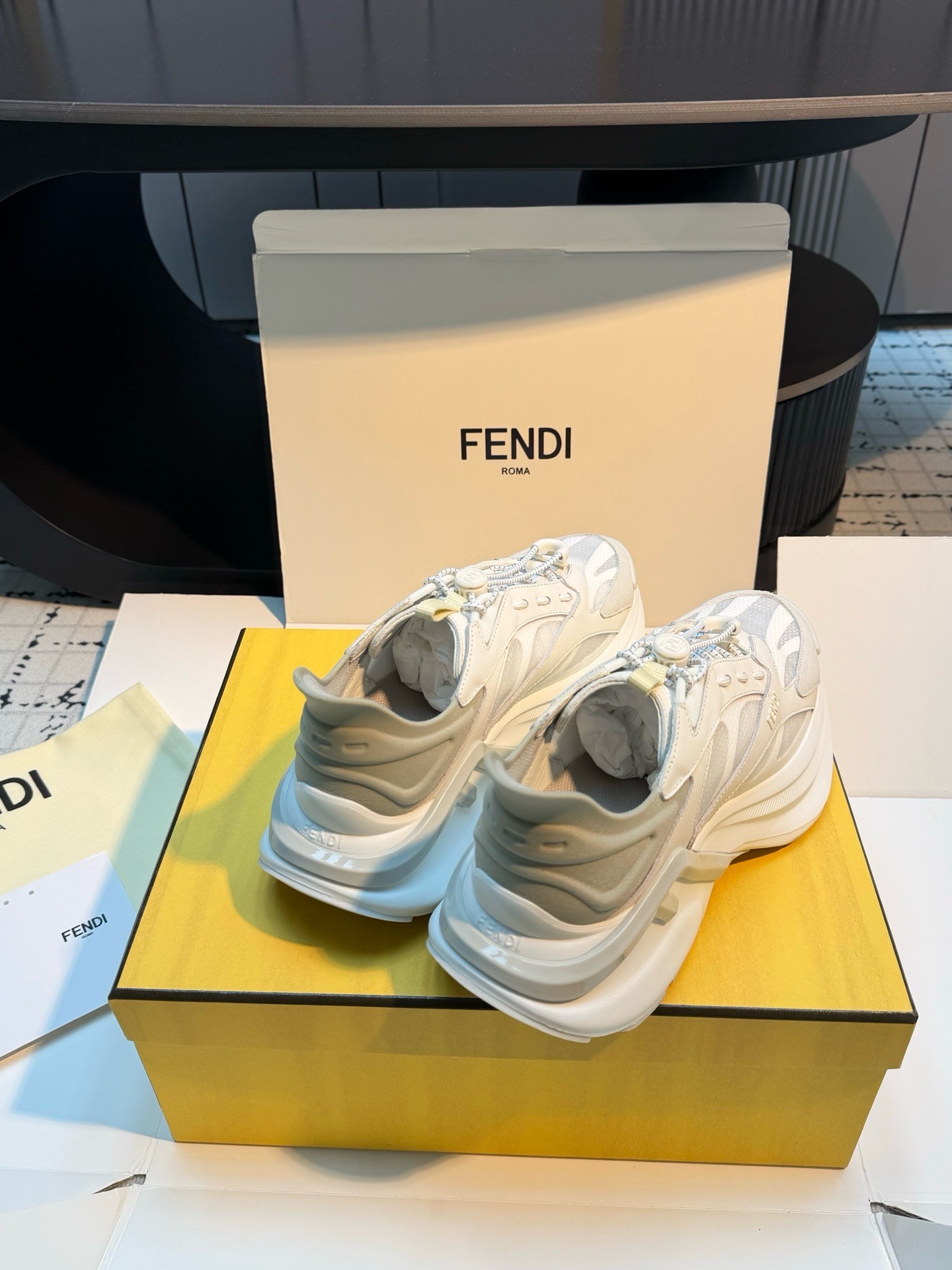 Кроссовки женские в стиле Fendi F-Light светло-серого цвета