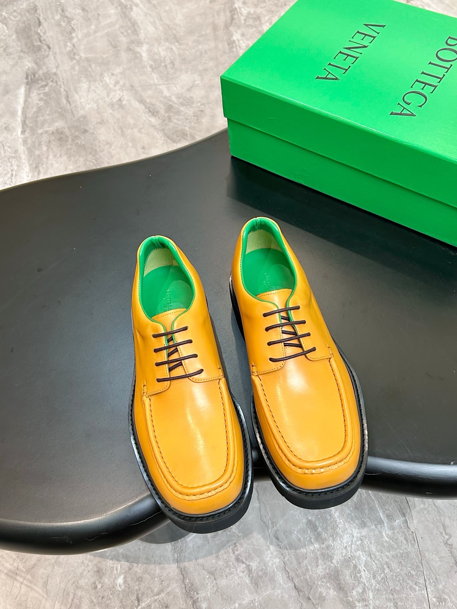 Дерби мужские Bottega Veneta Haddock горчично-жёлтого цвета