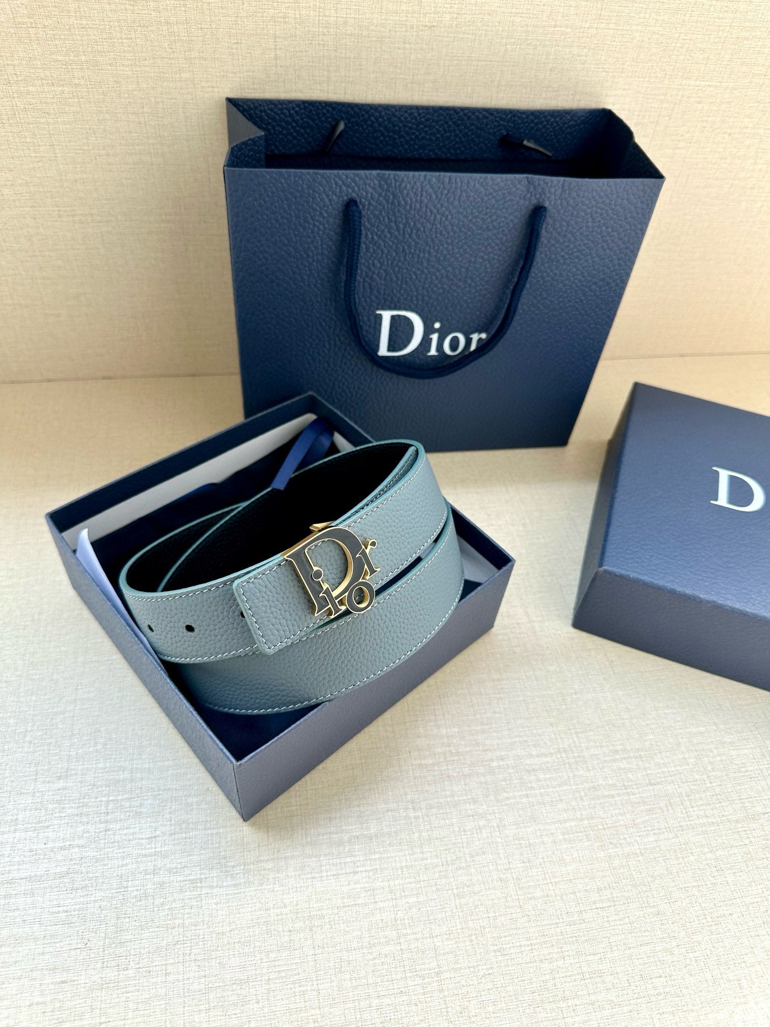 Ремень мужской двусторонний в стиле Dior Dior Charm из натуральной кожи серо-голубого цвета