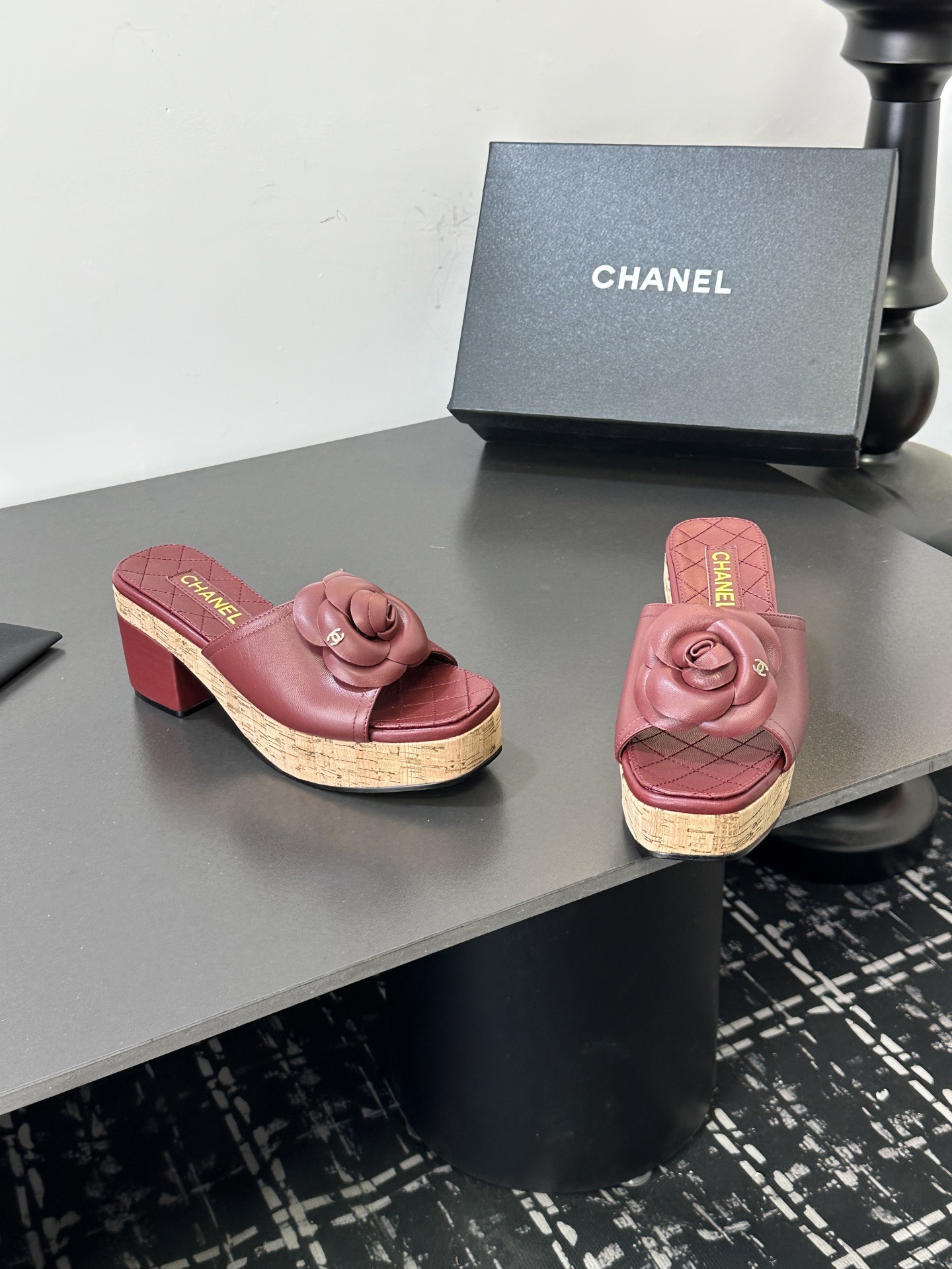 Мюли женские в стиле Chanel с цветком камелии бордового цвета