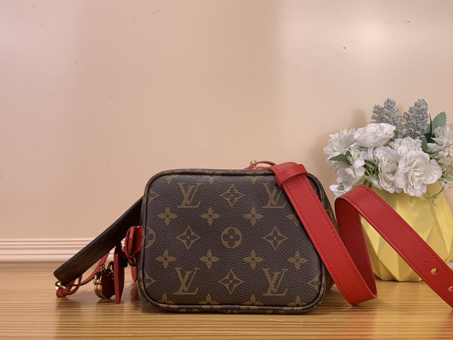 Сумка женская в стиле Louis Vuitton All In BB Monogram с красными акцентами