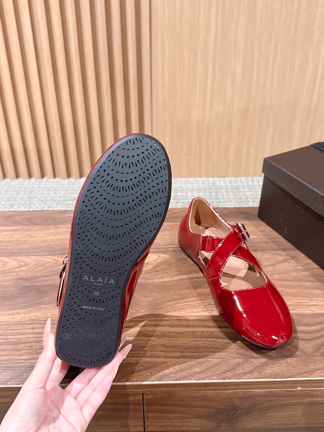 Балетки женские в стиле Alaïa с ремешками красного цвета