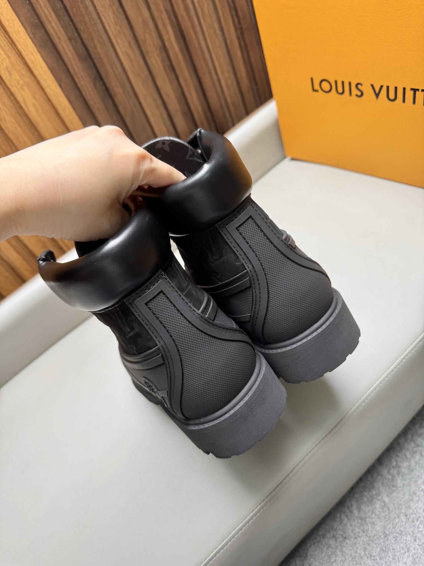 Ботинки мужские Louis Vuitton LV Remix Combat Boot чёрного цвета