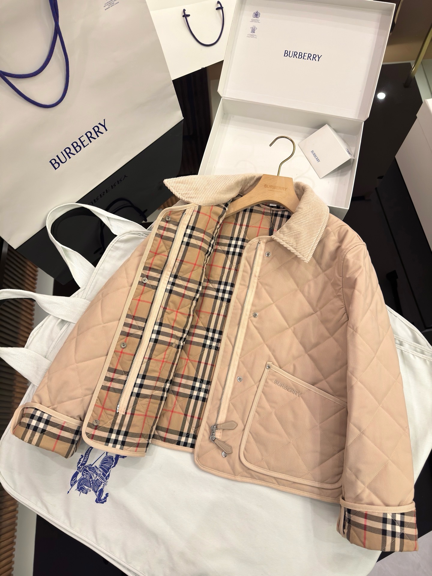 Куртка женская в стиле Burberry укороченная светло-коричневого цвета с вельветовым воротником