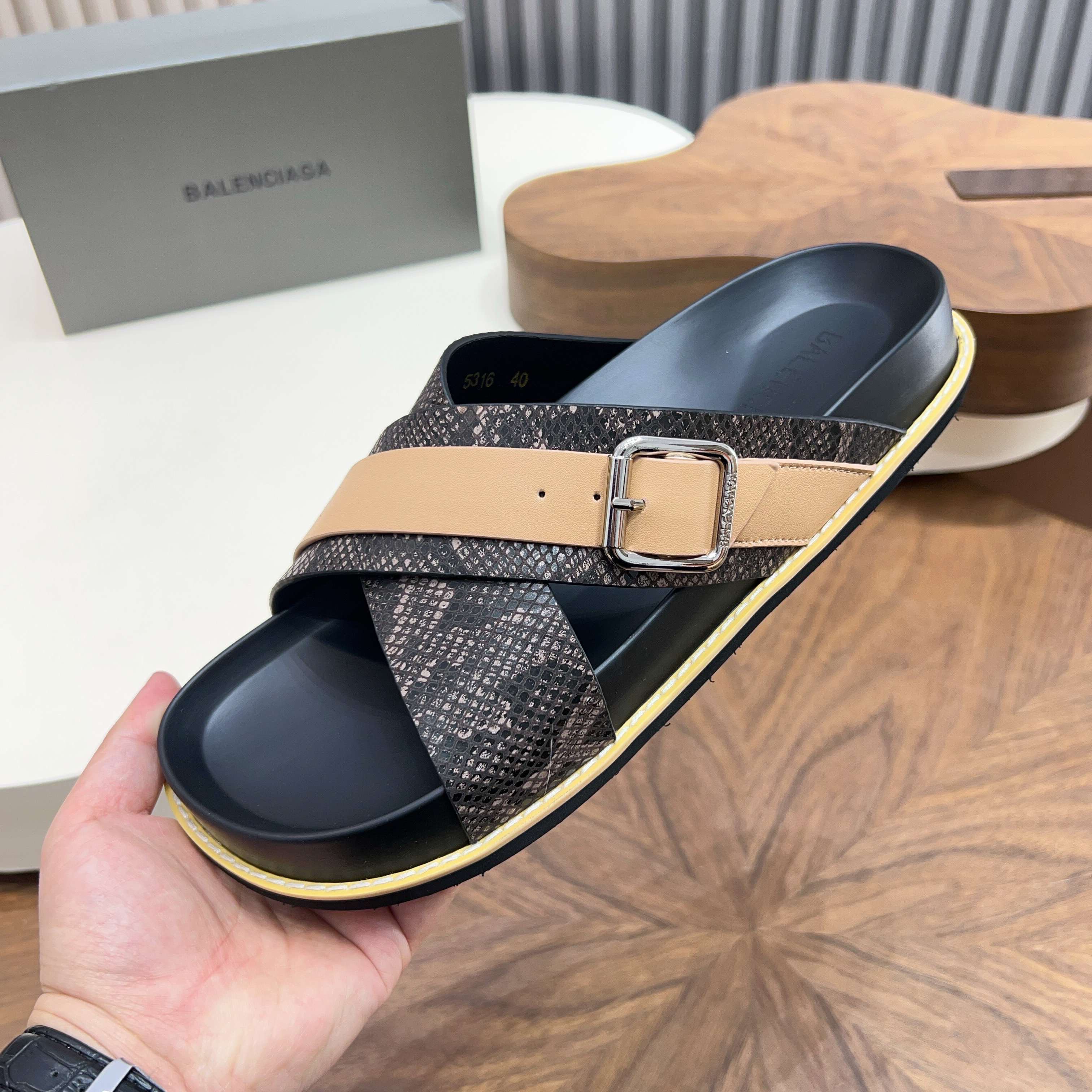 Сандалии мужские в стиле Balenciaga коричневого и черного цвета