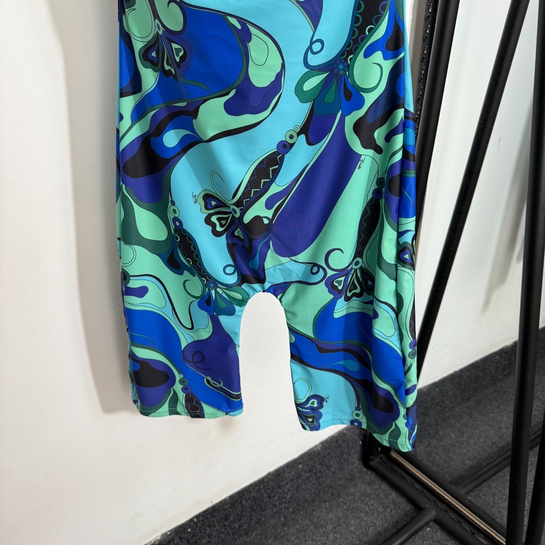 Купальник женский в стиле Emilio Pucci слитный синего цвета с принтом с коротким рукавом и шортами