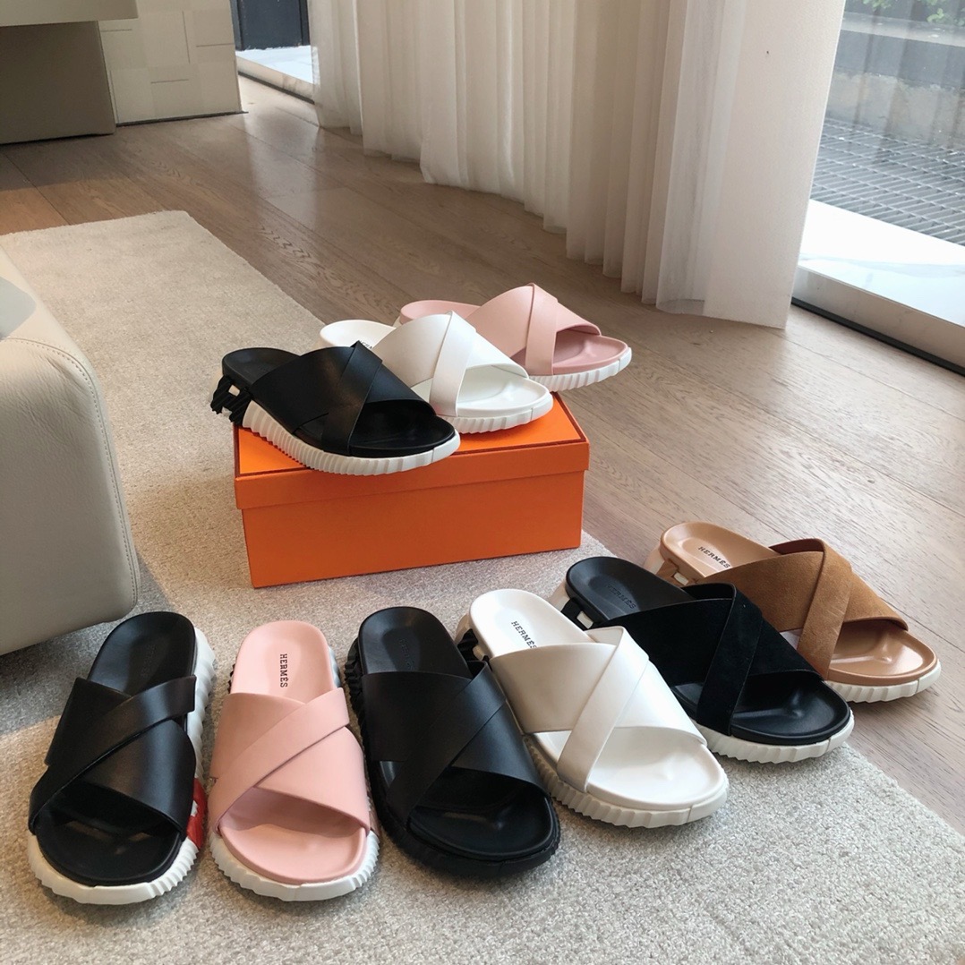 Шлёпанцы Hermès Eclair пудрово-розового цвета с перекрёстными ремешками