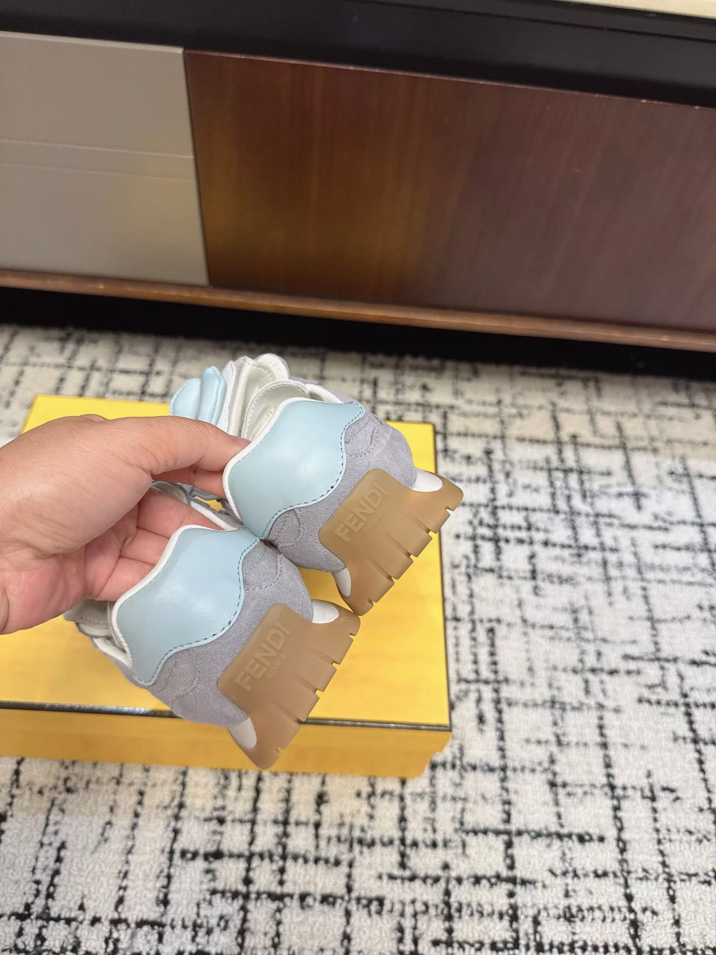 Кроссовки женские в стиле Fendi Delfina серого цвета