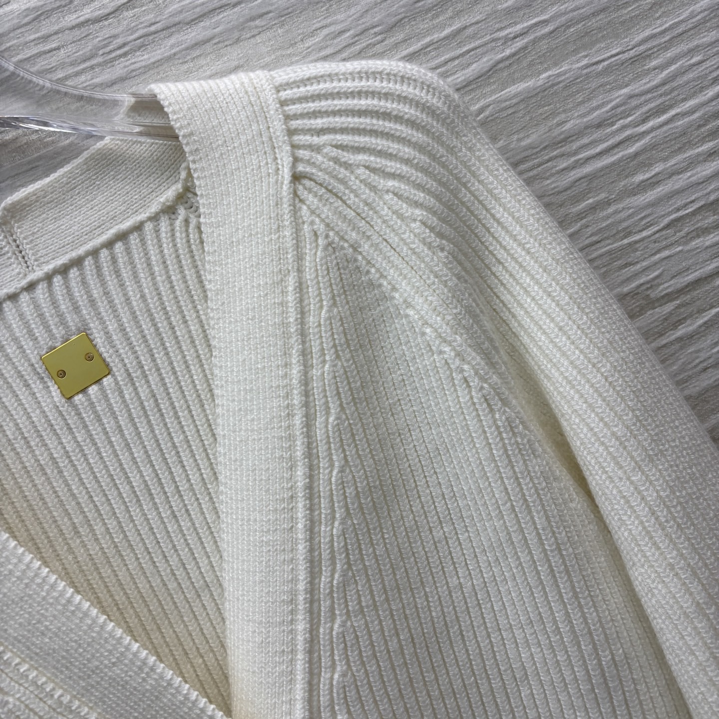 Кардиган женский в стиле Schiaparelli молочного цвета с декоративными пуговицами