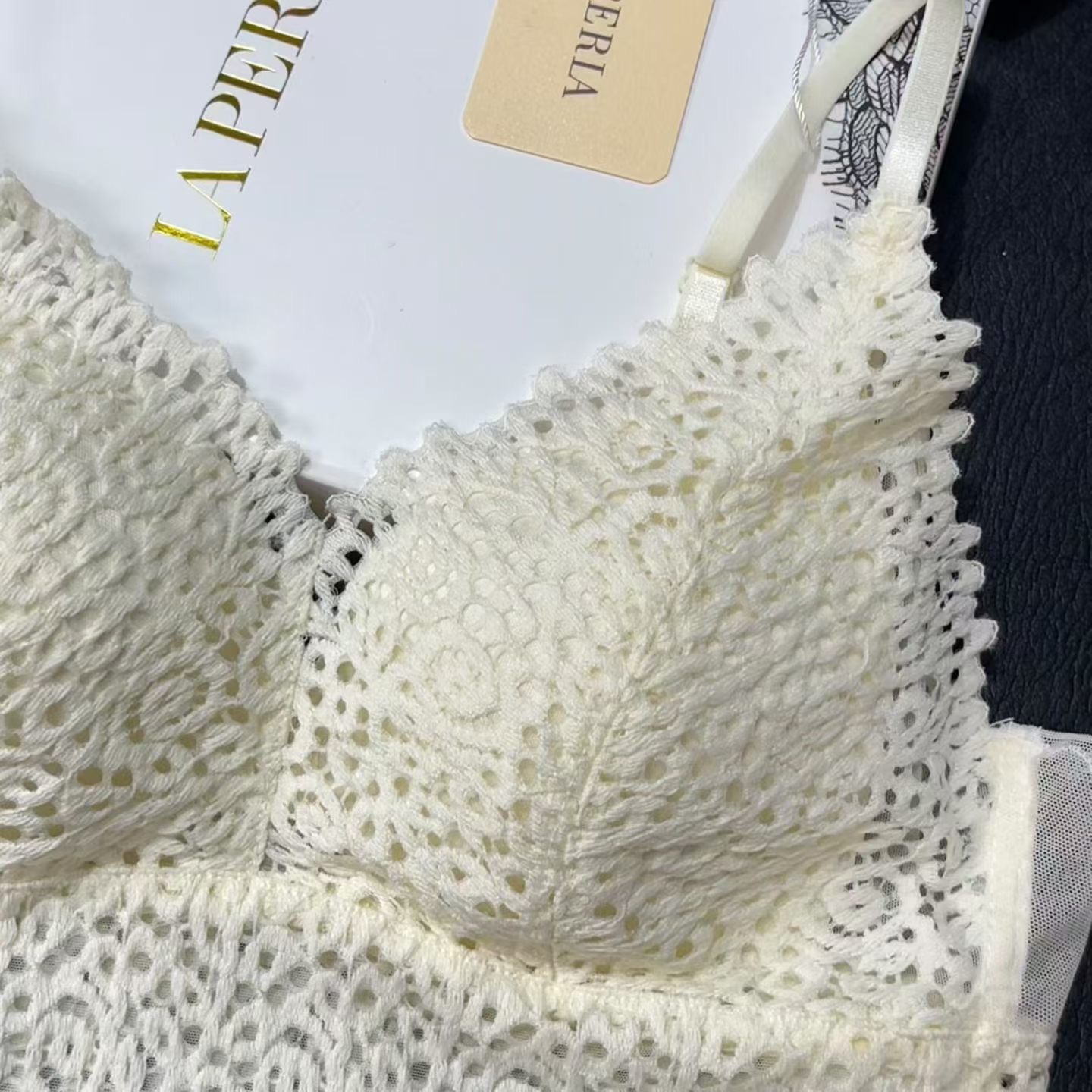 Бюстгальтер женский в стиле La Perla с V-образным вырезом и регулируемыми бретелями