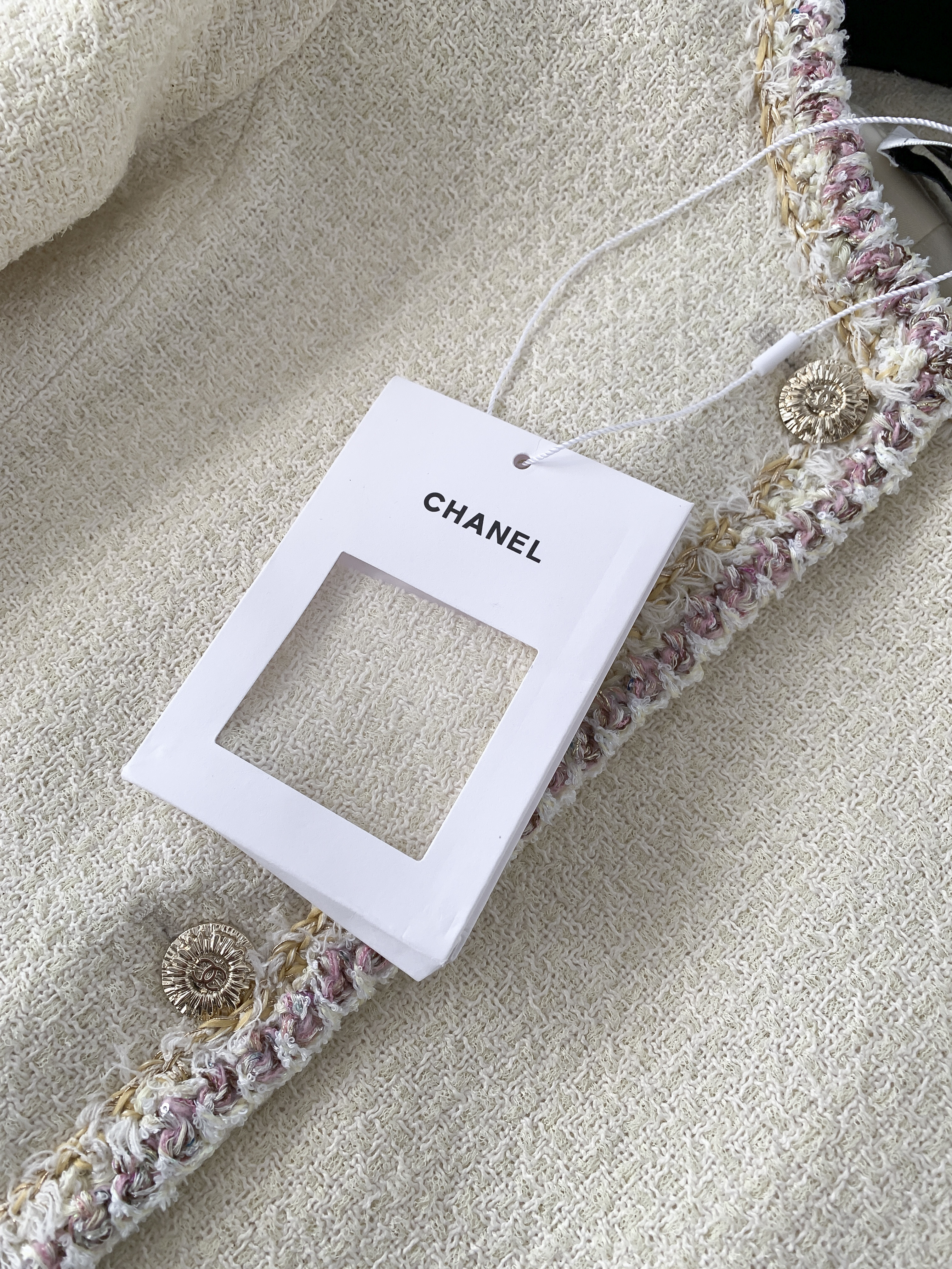 Жакет женский в стиле Chanel 26C молочно-белого цвета с декоративной тесьмой