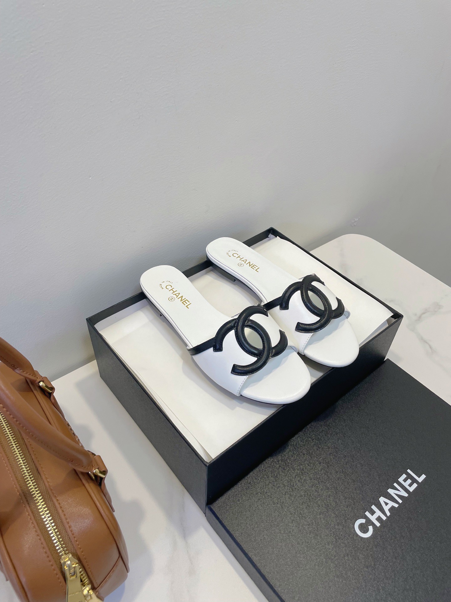 Мюли женские в стиле Chanel 26 с логотипом CC белого цвета с чёрным декором