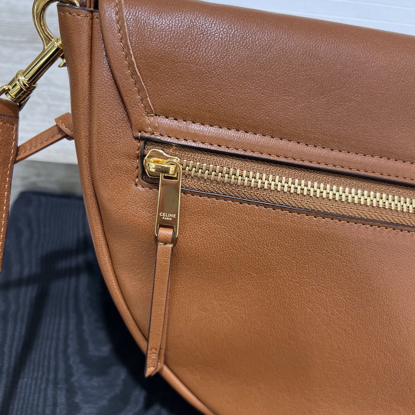 Сумка женская в стиле Celine Soft Triomphe Halfmoon карамельного цвета