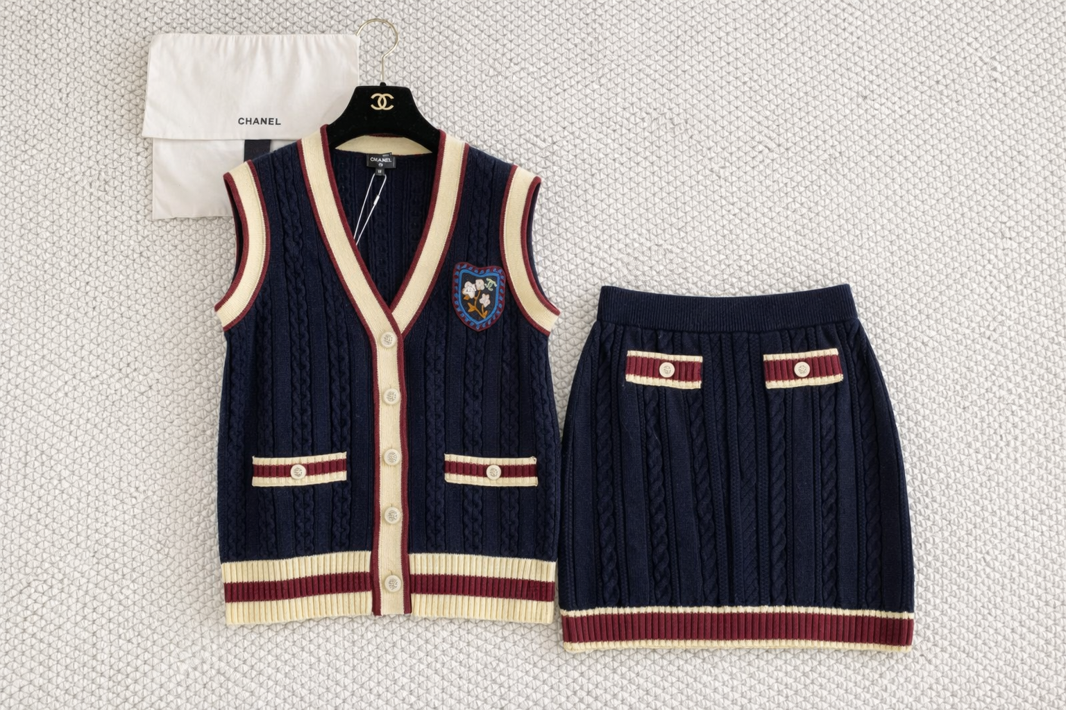 Костюм женский в стиле Chanel тёмно-синего цвета с контрастной отделкой