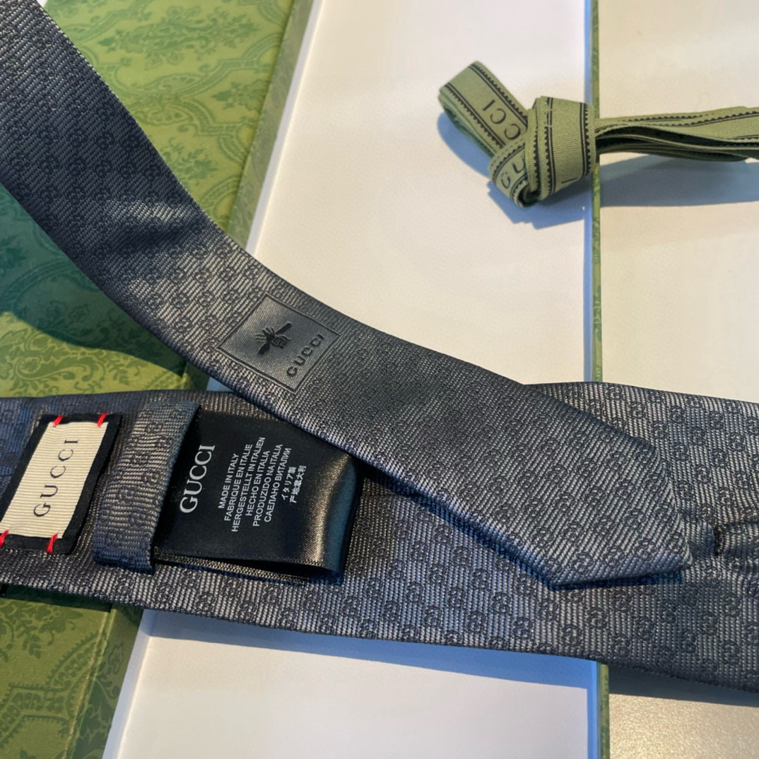 Галстук мужской в стиле Gucci серого цвета с жаккардовым узором GG