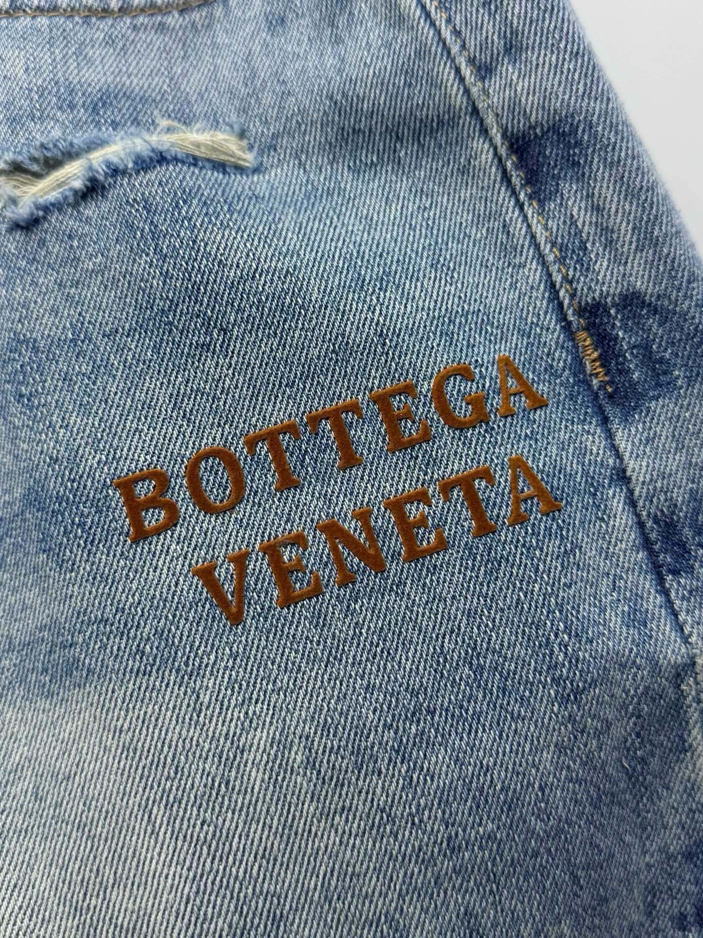 Шорты мужские Bottega Veneta голубого цвета с эффектом варки и плетёной кожаной нашивкой