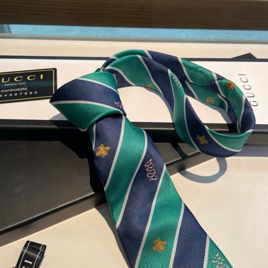 Галстук мужской в стиле Gucci  зелёно-синего цвета с диагональными полосами и вышивкой пчёл