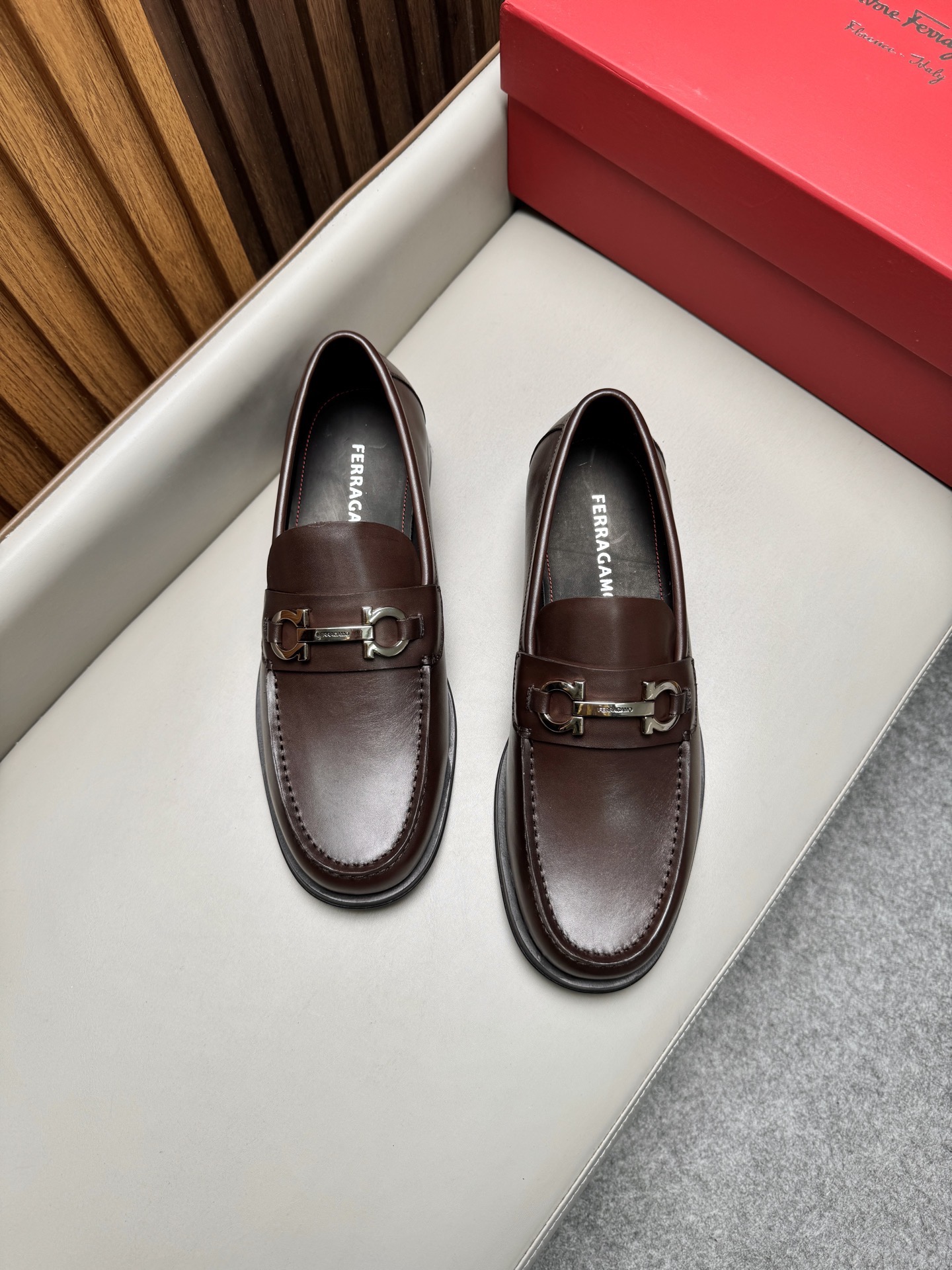 Лоферы мужские в стиле Ferragamo Gancini коричневого цвета