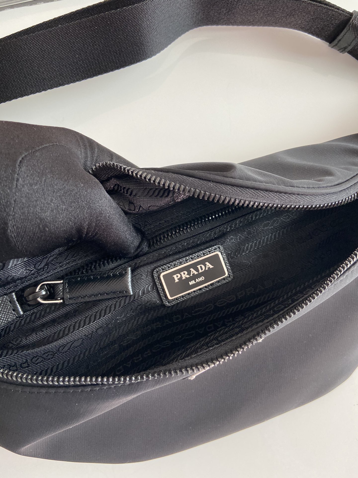 Сумка поясная / кросс боди унисекс в стиле Prada Re-Nylon чёрного цвета