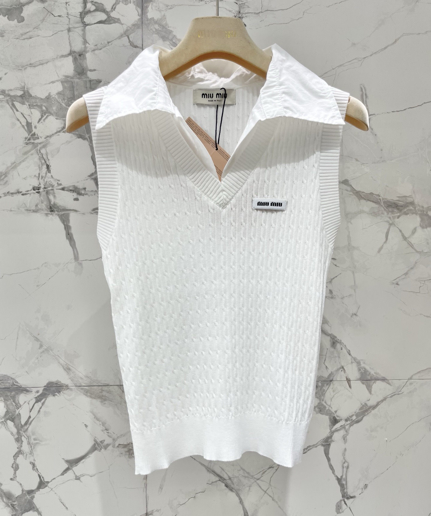 Топ женский в стиле Miu Miu вязаный с отложным воротником без рукавов белого цвета