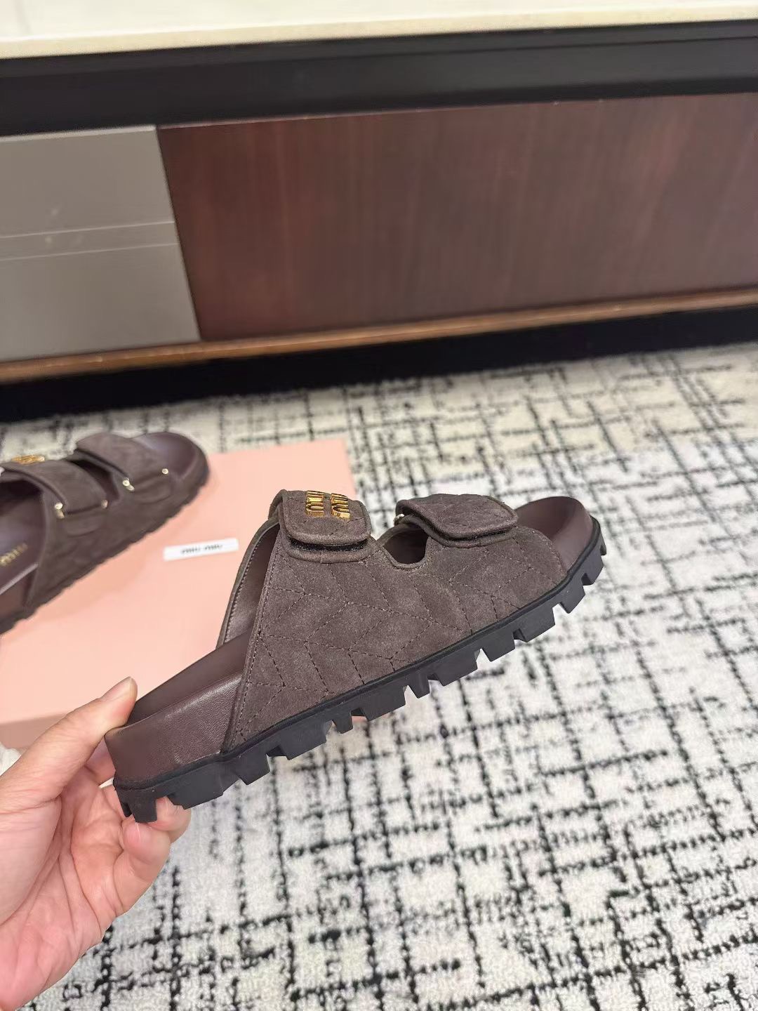 Шлёпанцы женские в стиле Miu Miu коричневого цвета