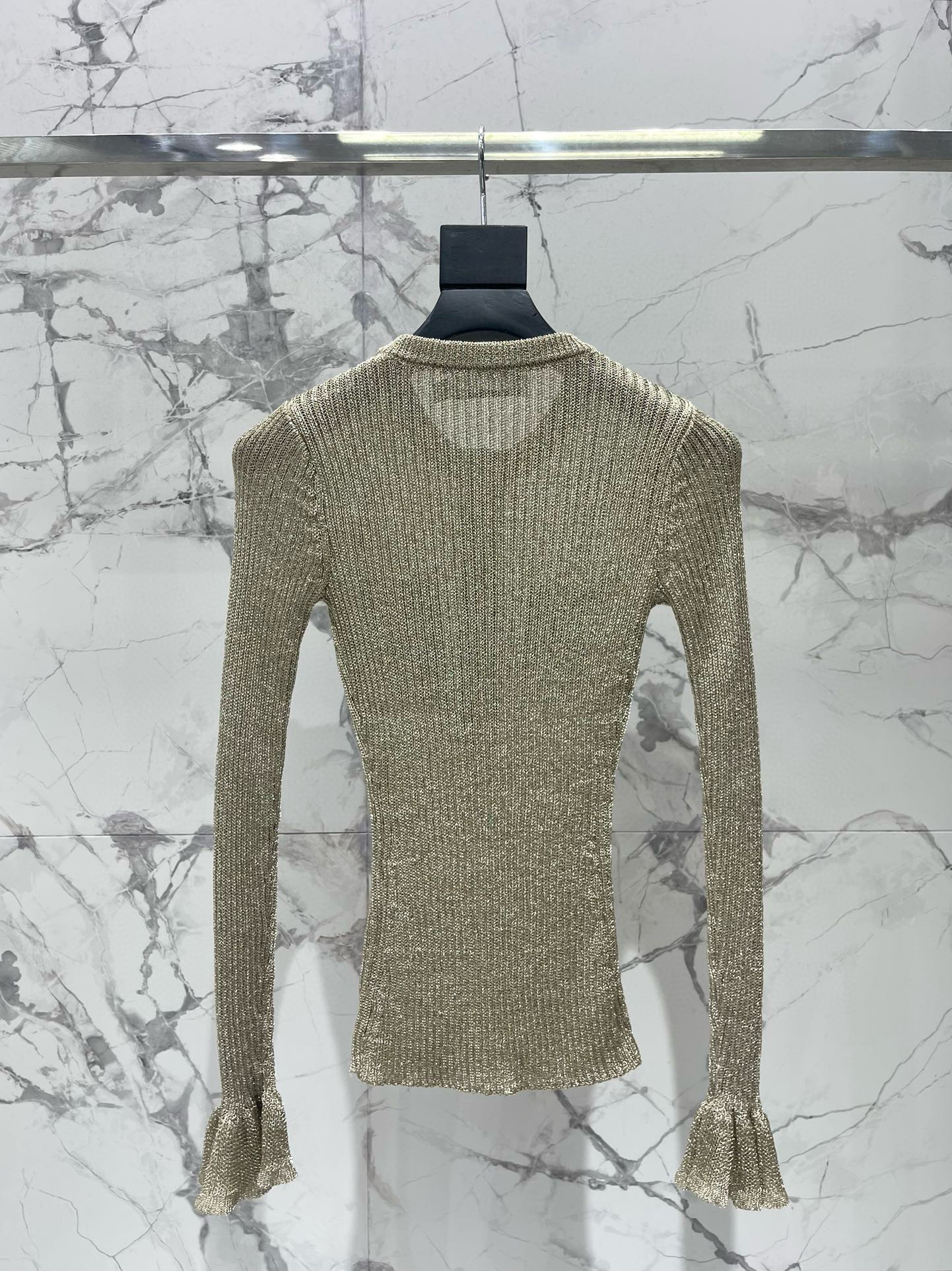 Платье женское трикотажное  в стиле Self-Portrait с воротником-хенли и золотистой отделкой. 