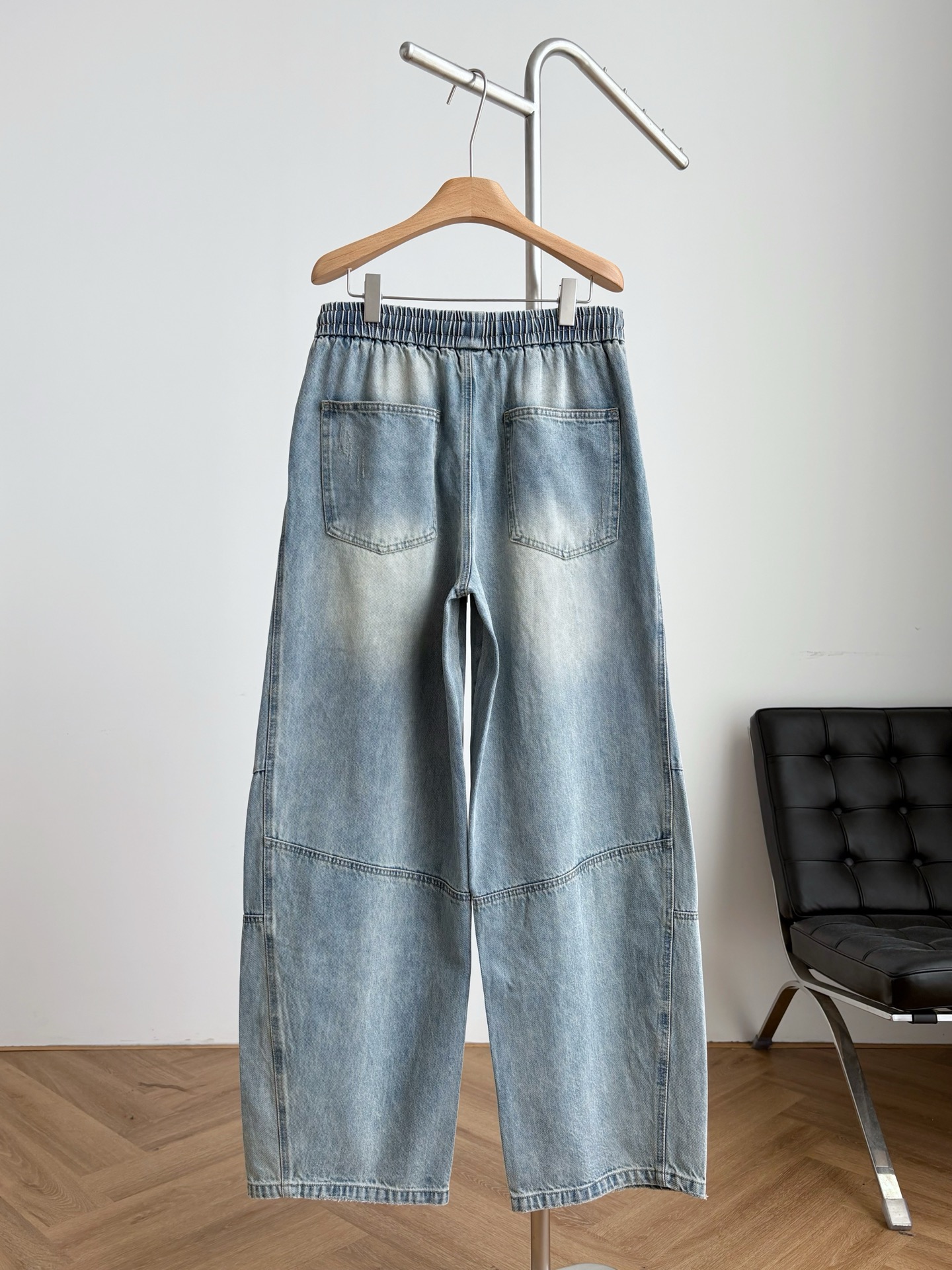 Джинсы мужские в стиле Bottega Veneta из денима синего цвета свободного кроя