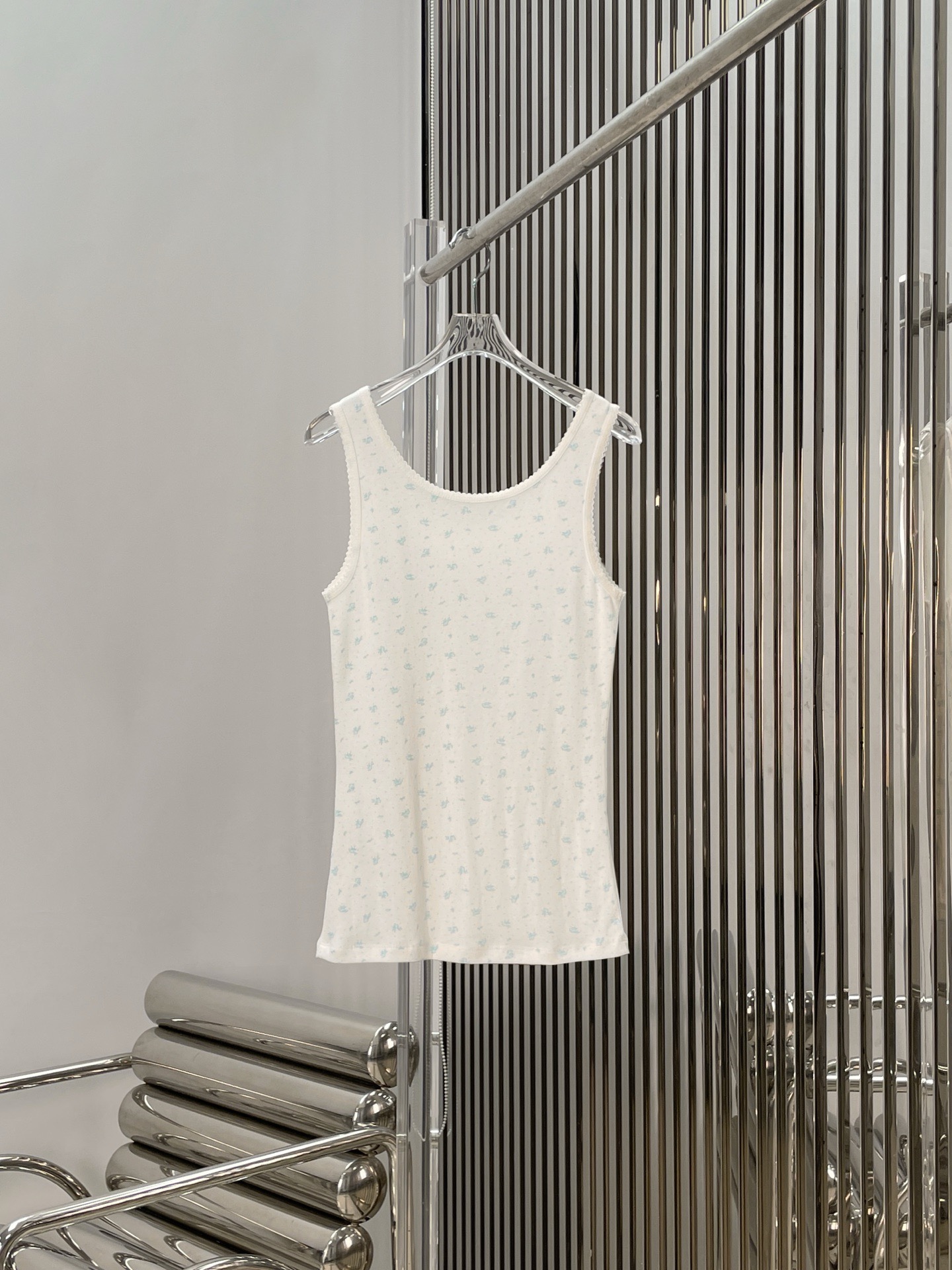 Топ женский в стиле Miu Miu молочного цвета с голубым цветочным принтом