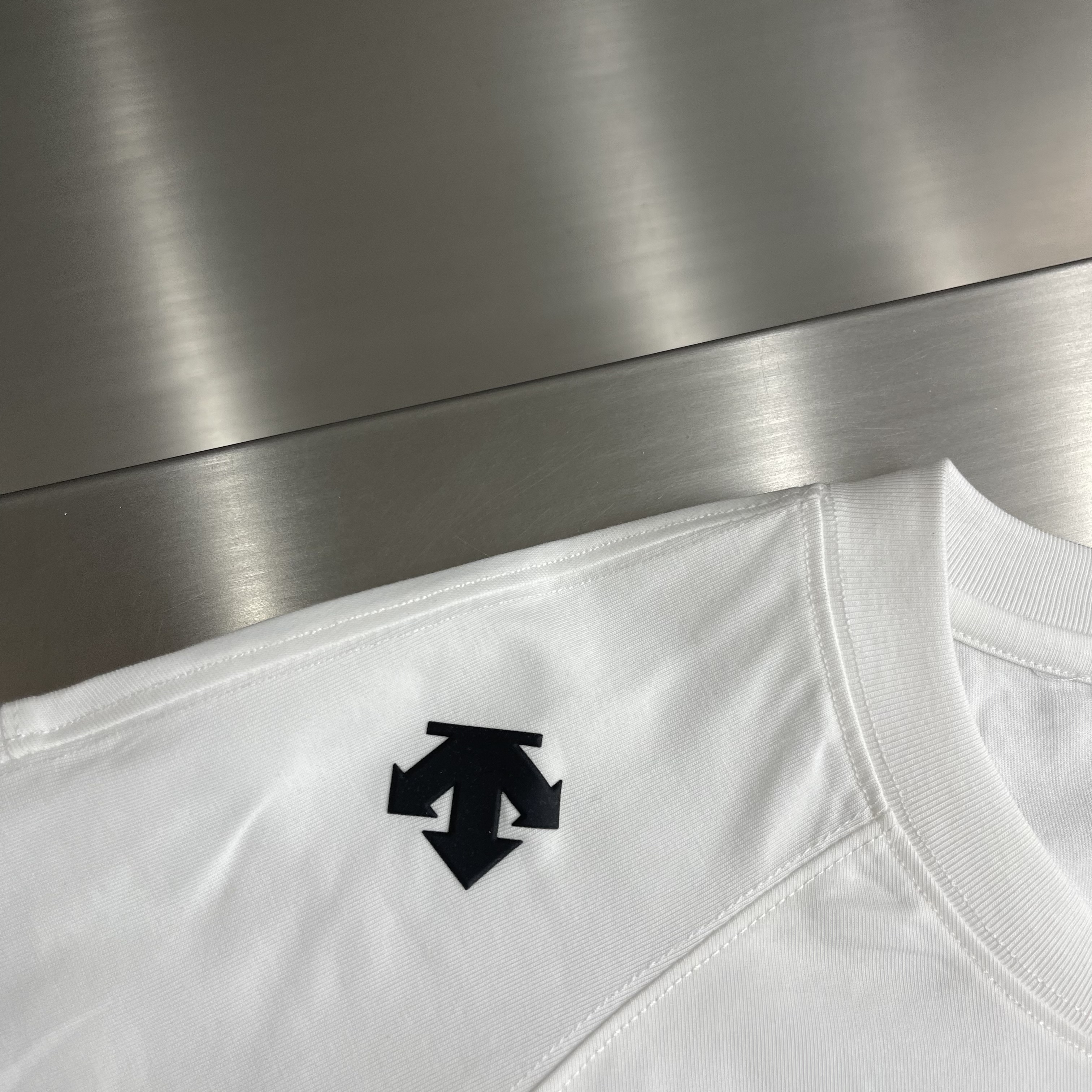 Футболка мужская в стиле Descente прямого кроя с логотипом