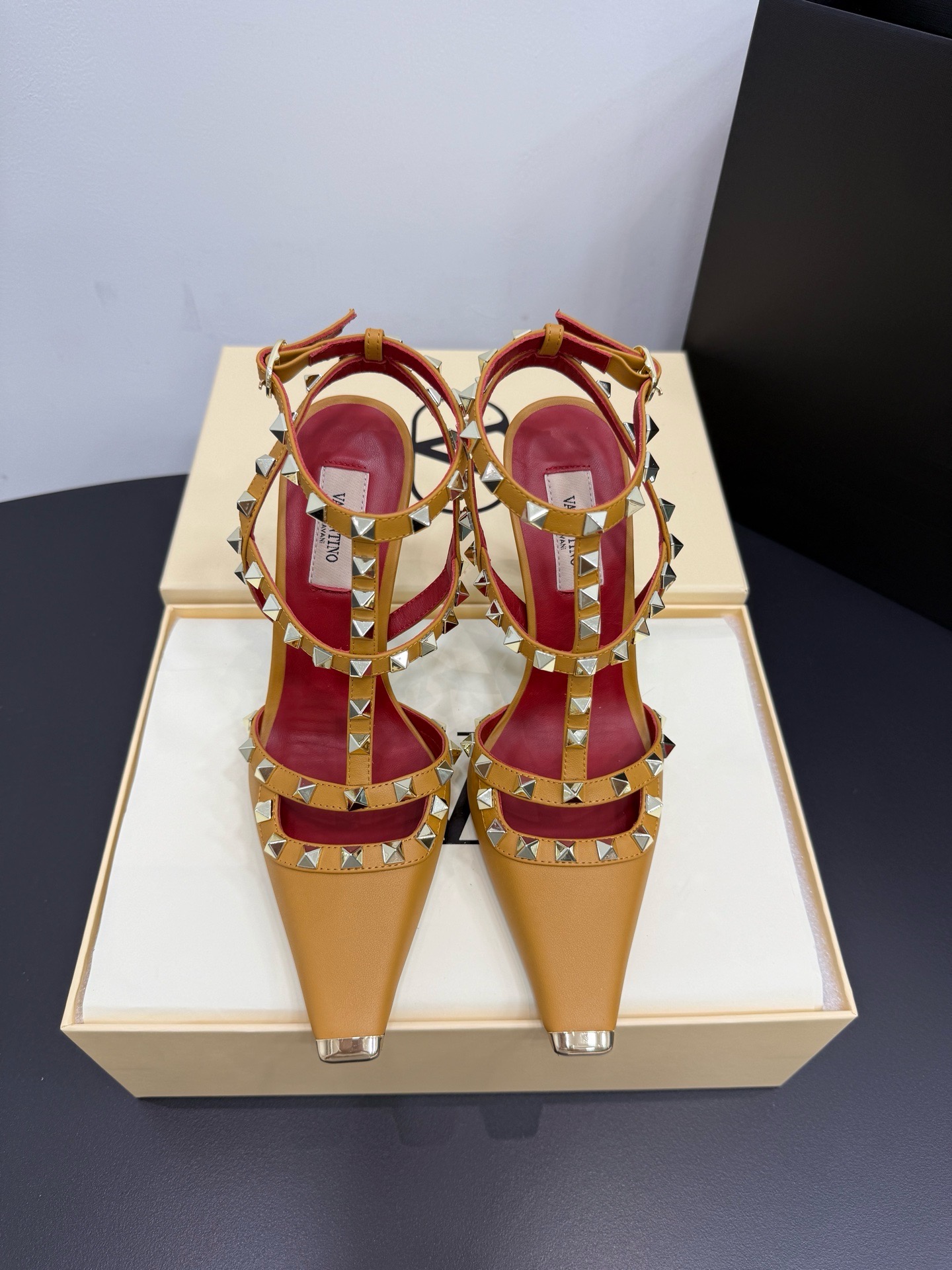Босоножки женские в стиле Valentino Garavani Rockstud горчичного цвета