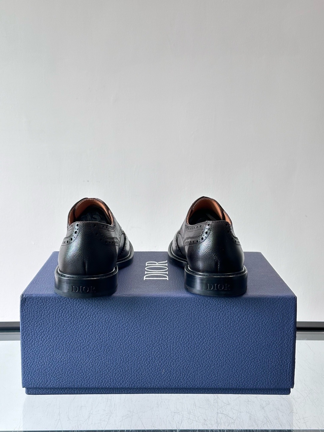 Туфли мужские в стиле Dior Oxford из натуральной кожи с перфорацией коричневого цвета