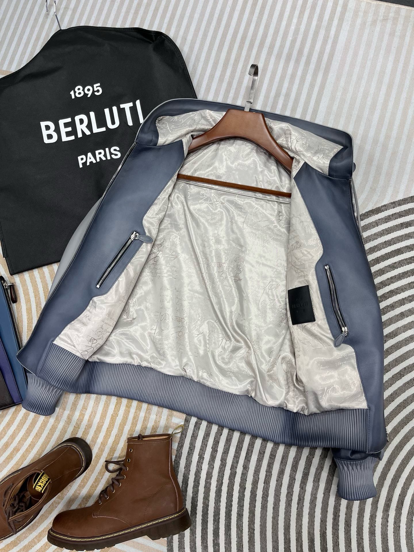 Куртка мужская Berluti серого цвета с капюшоном и трикотажной отделкой