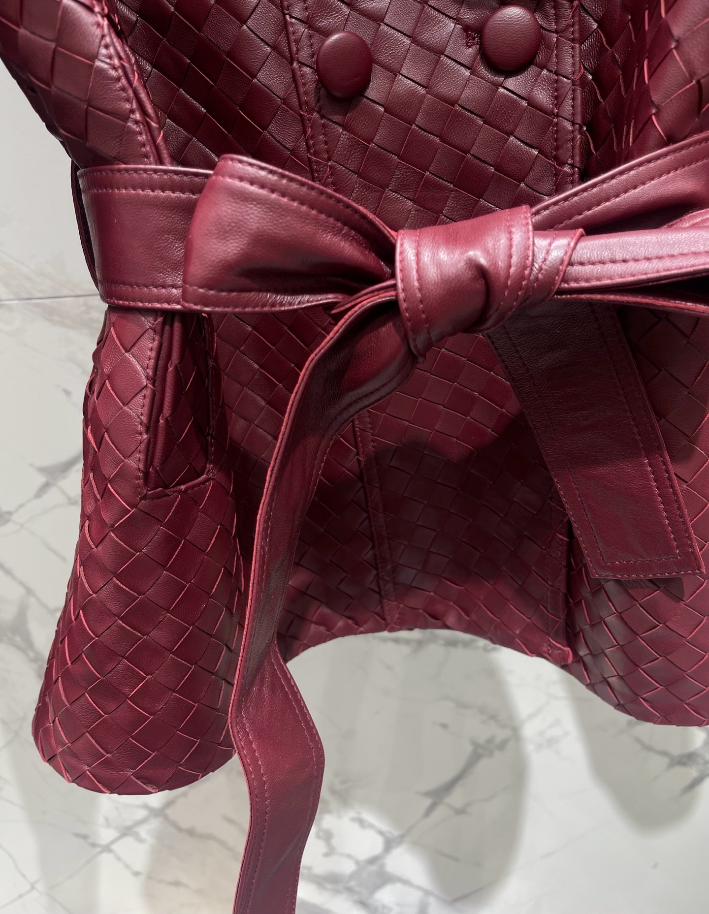 Жакет женский Bottega Veneta бордового цвета с плетением Intrecciato и поясом