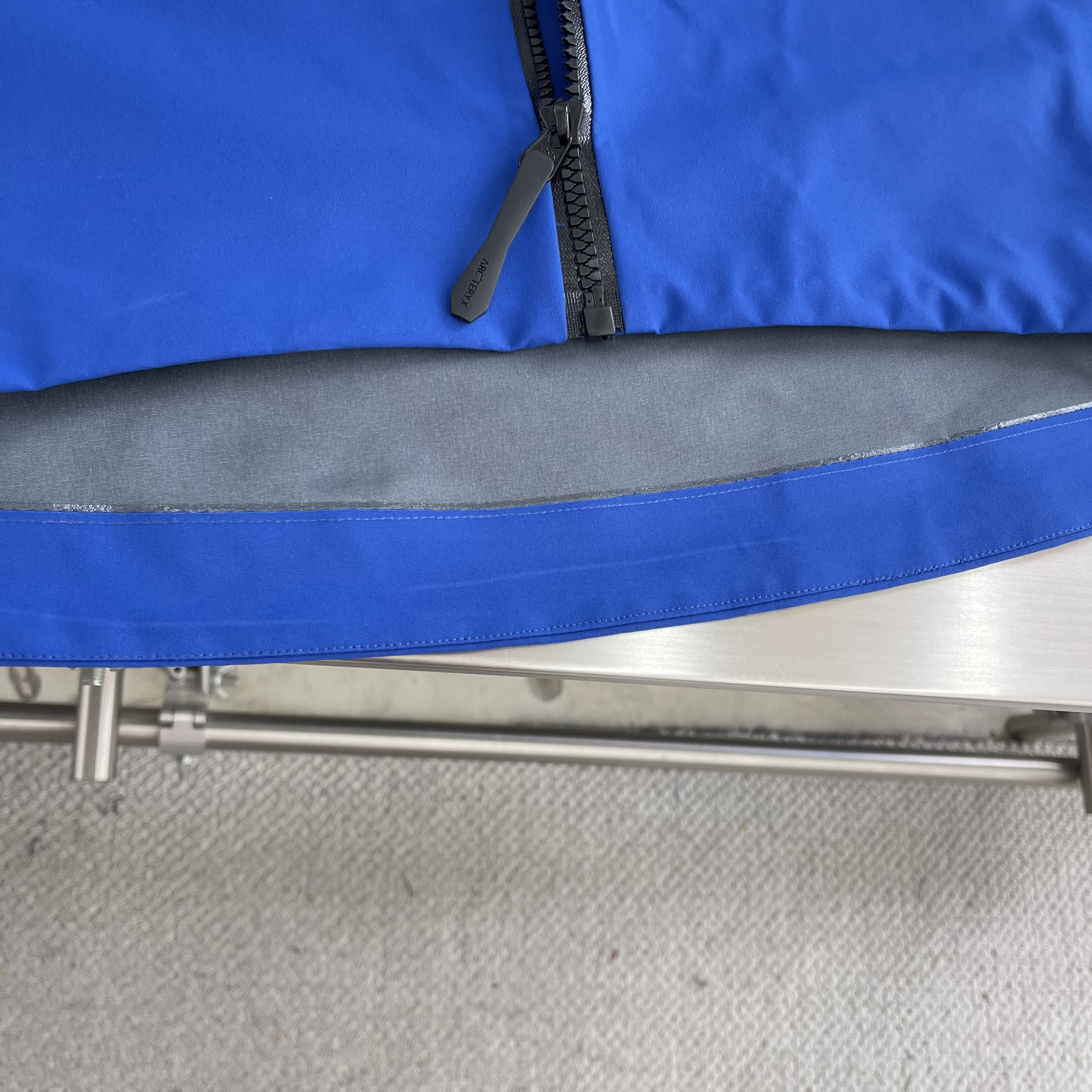 Куртка унисекс в стиле Arc'teryx Alpha SV с капюшоном синего цвета