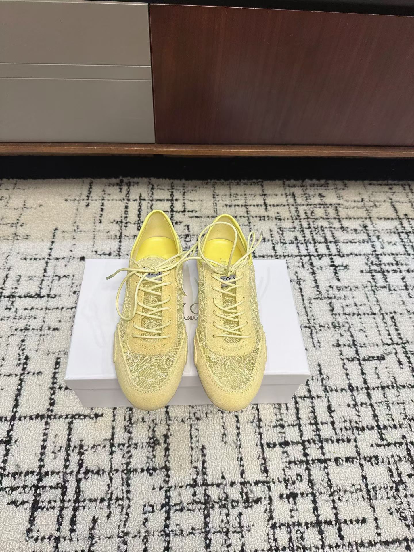 Кроссовки женские в стиле Jimmy Choo жёлтого цвета