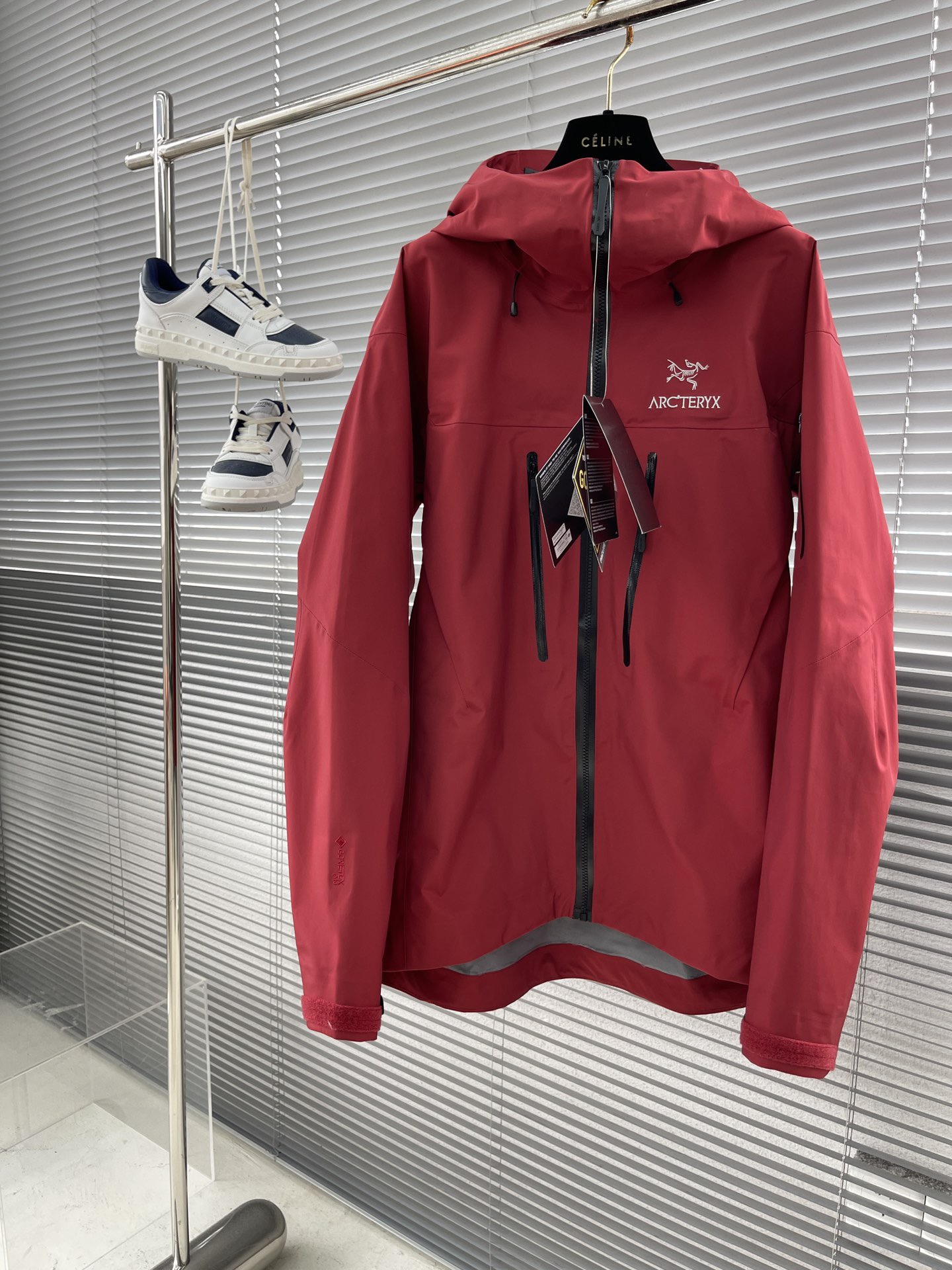 Куртка унисекс в стиле Arc'teryx Alpha SV из мембранной ткани с капюшоном красного цвета