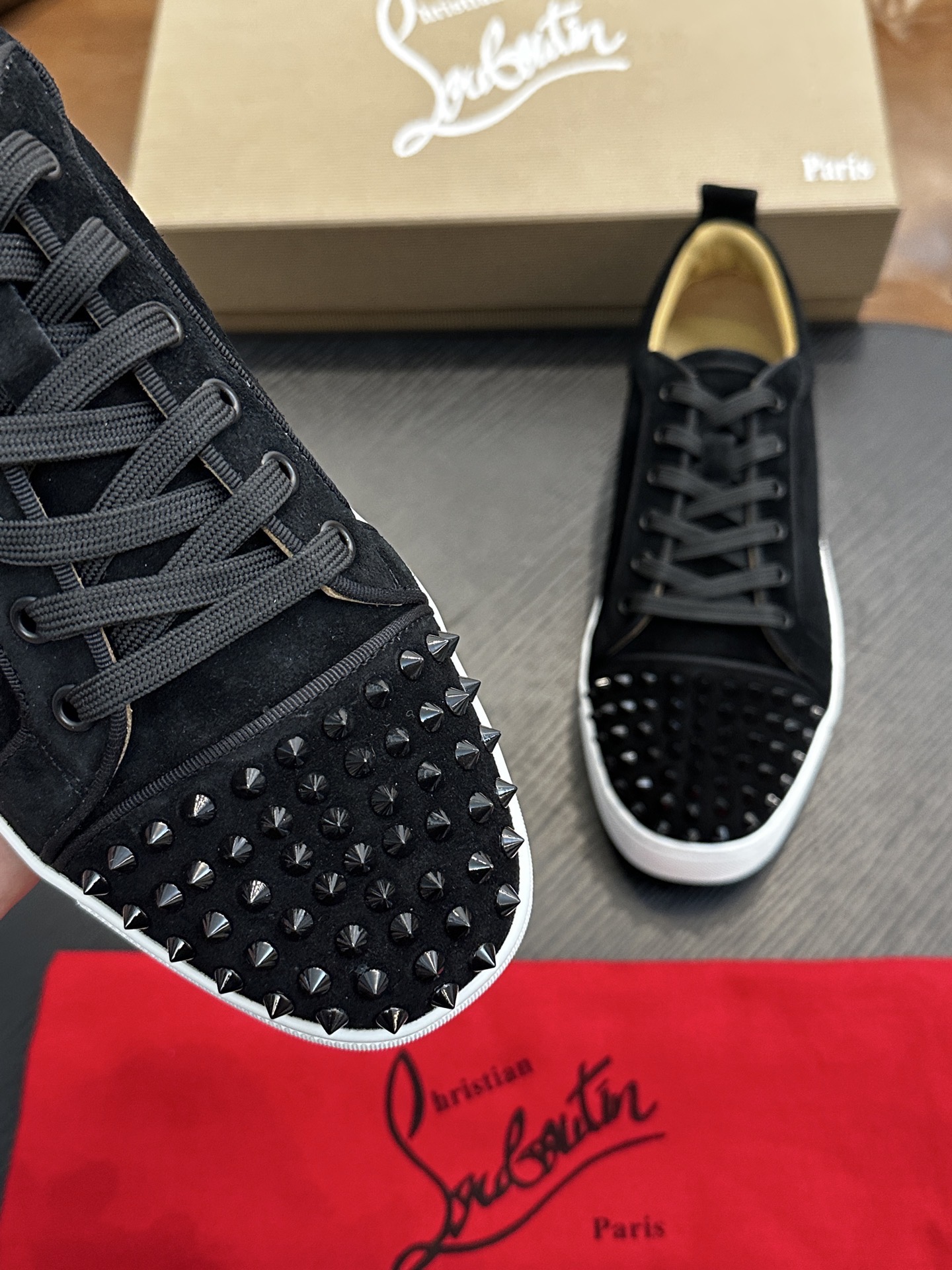 Кроссовки мужские в стиле Christian Louboutin чёрного цвета с шипами и белой подошвой