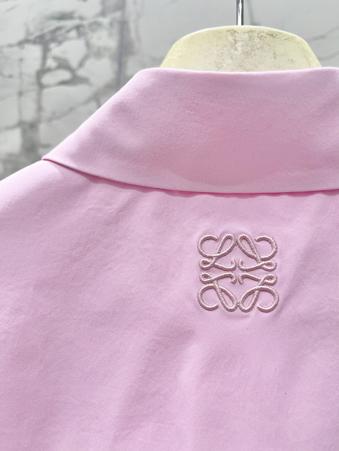 Рубашка женская в стиле Loewe хлопковая с длинным рукавом розового цвета