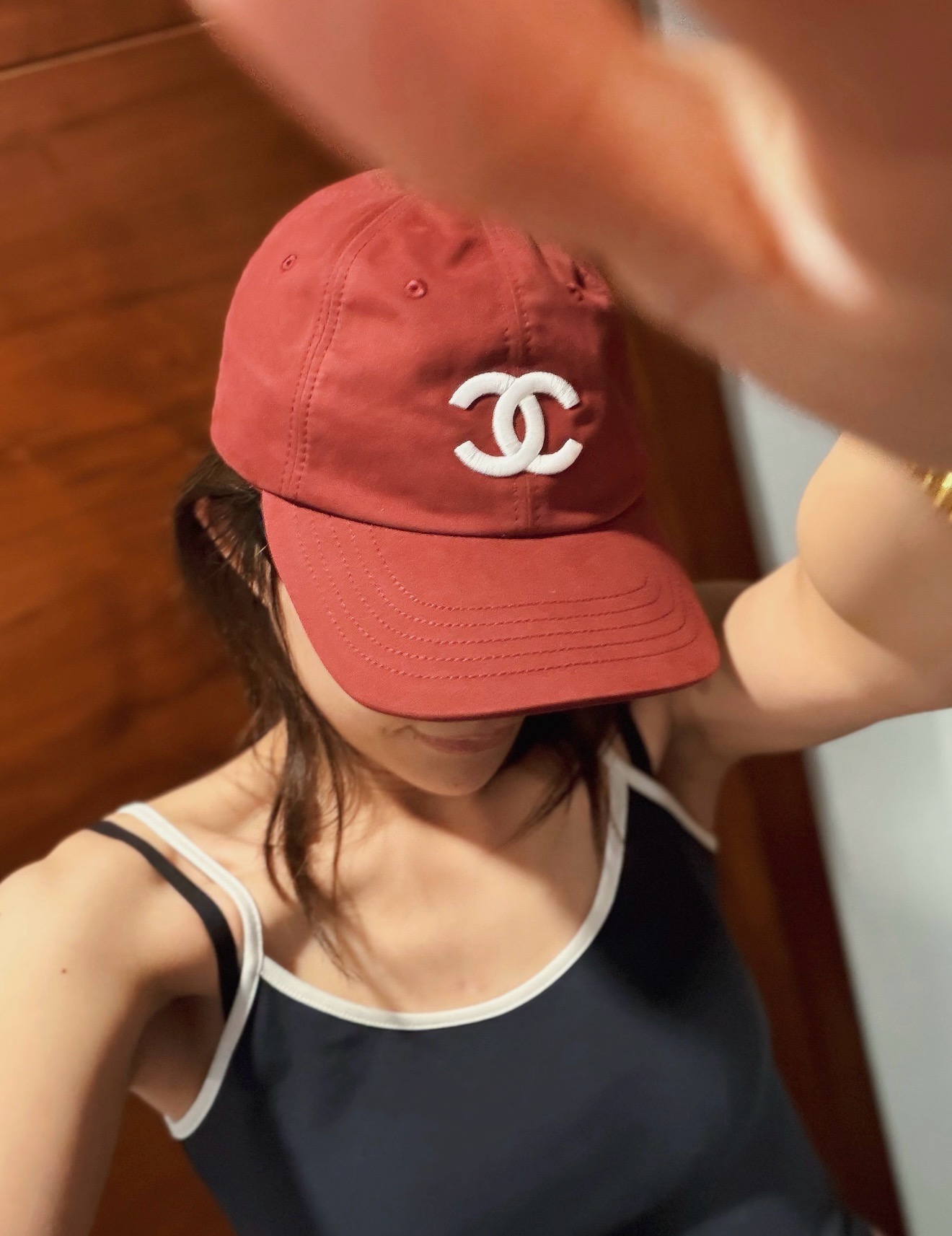 Бейсболка Chanel с вышитой монограммой бордового цвета