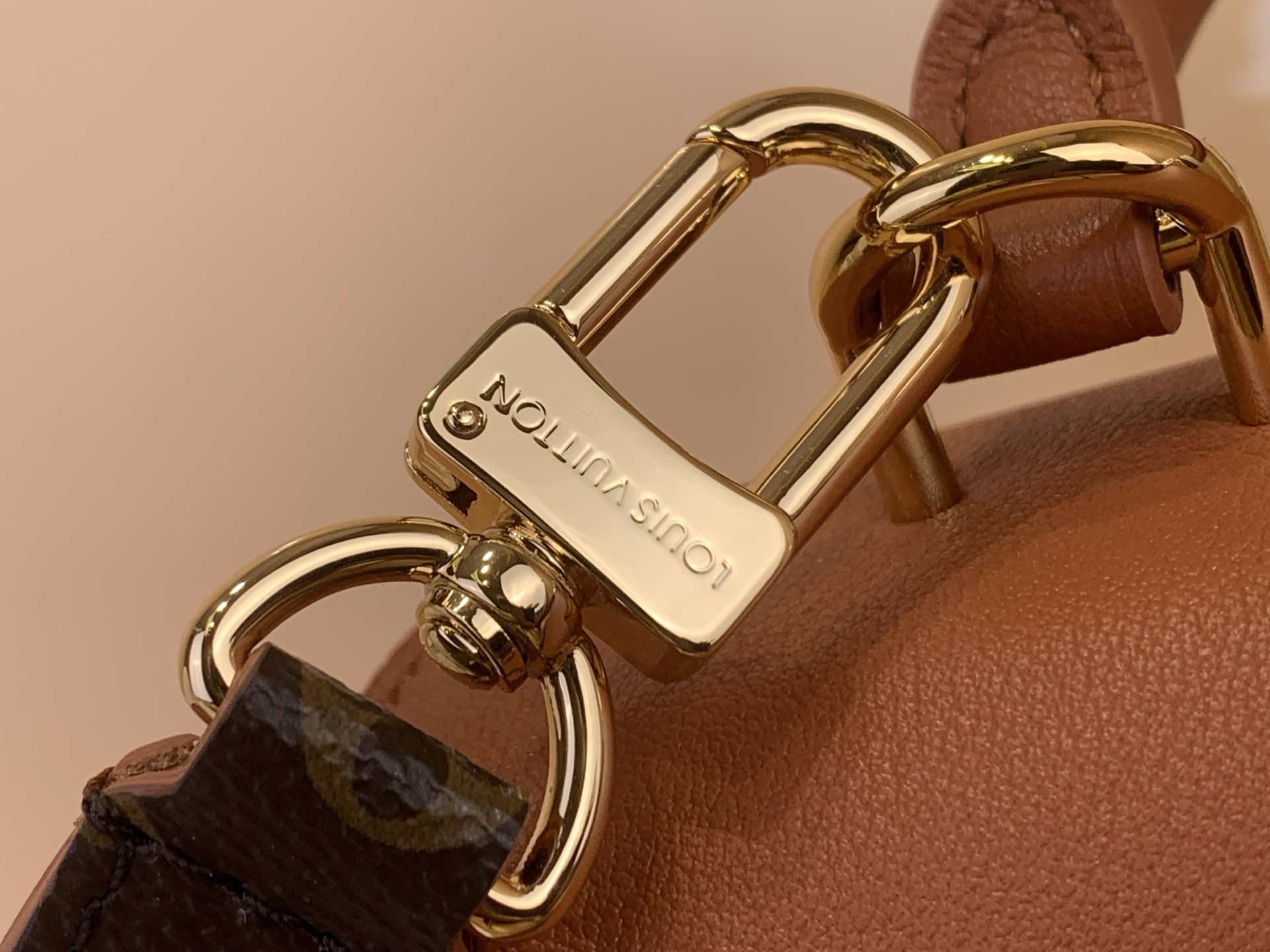 Сумка женская в стиле Louis Vuitton Madeleine BB Monogram с кожаным клапаном