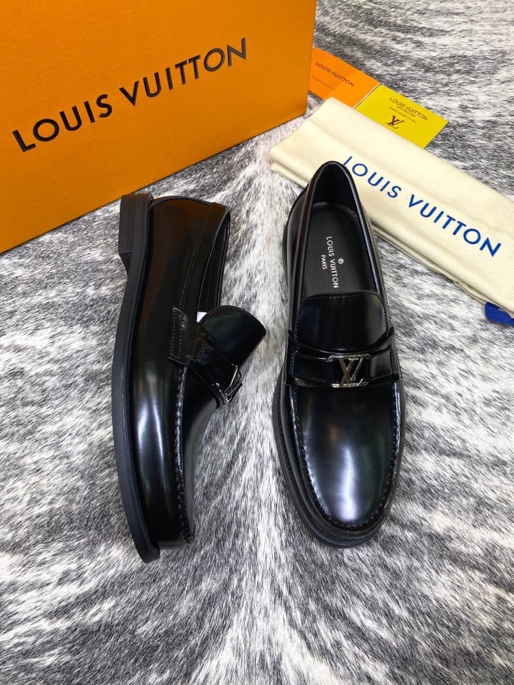 Лоферы мужские в стиле Louis Vuitton из натуральной кожи черного цвета